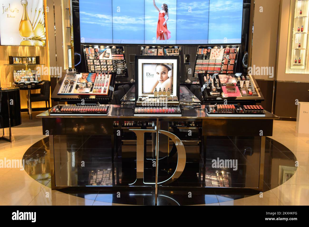 HONG KONG - 05 MAI 2015 : intérieur de la boutique Dior Cosmetics. Dior, est une société française de produits de luxe contrôlée et présidée par l'homme d'affaires Bernard Arnau Banque D'Images
