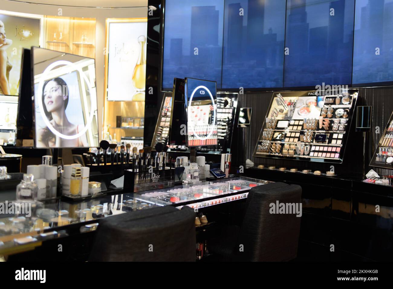 HONG KONG - 05 MAI 2015 : intérieur de la boutique Dior Cosmetics. Dior, est une société française de produits de luxe contrôlée et présidée par l'homme d'affaires Bernard Arnau Banque D'Images