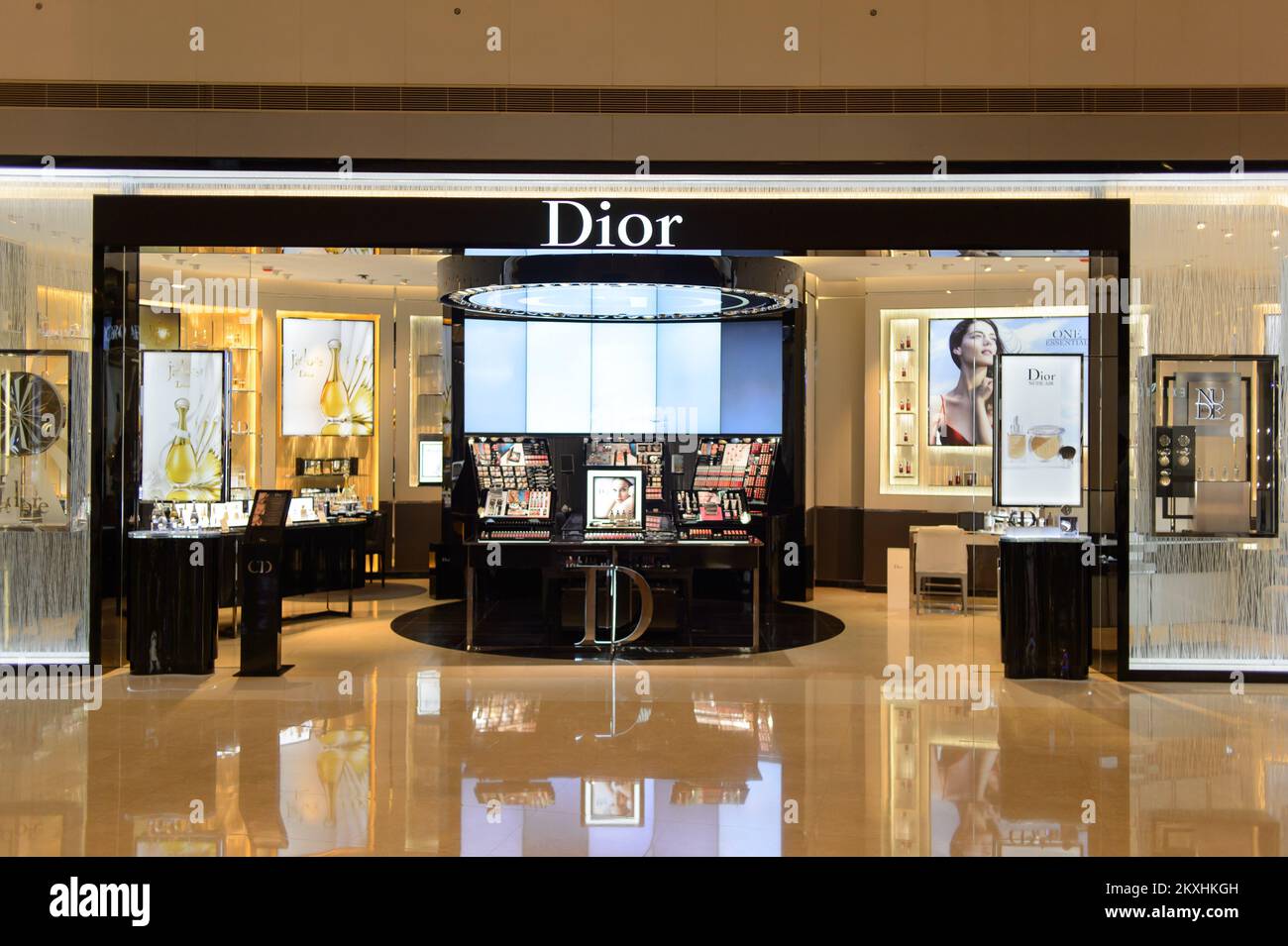 HONG KONG - 05 MAI 2015 : intérieur de la boutique Dior Cosmetics. Dior, est une société française de produits de luxe contrôlée et présidée par l'homme d'affaires Bernard Arnau Banque D'Images
