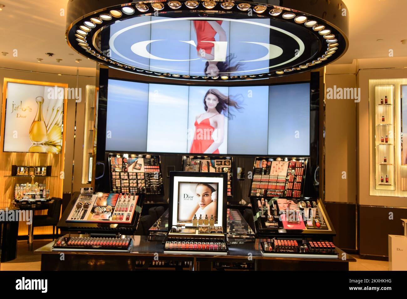 HONG KONG - 05 MAI 2015 : intérieur de la boutique Dior Cosmetics. Dior, est une société française de produits de luxe contrôlée et présidée par l'homme d'affaires Bernard Arnau Banque D'Images