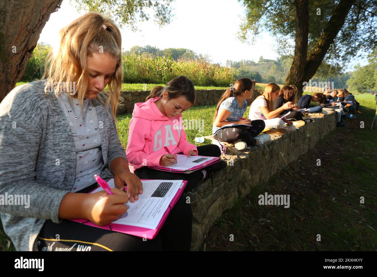 Élèves de cinquième année vus en cours de mathématiques avec le professeur Ivana Tuskan Mihalic par le fleuve Korana dans des cours en plein air à Barilovic, Croatie sur 15 septembre 2020. Depuis de nombreuses années, des cours à l'école élémentaire Barilovic ont été organisés à l'extérieur de temps en temps, surtout par beau temps. En raison de la pandémie du coronavirus, de plus en plus de cours restent à l'extérieur pendant les cours où les masques ne sont pas nécessaires, et comme ils disent, les cours sont plus intéressants et relaxants. Les cours ont lieu le long de la rivière Korana ou près de la vieille ville à côté de l'école. Photo: Kristina Stedul Fabac/PIXSELL Banque D'Images