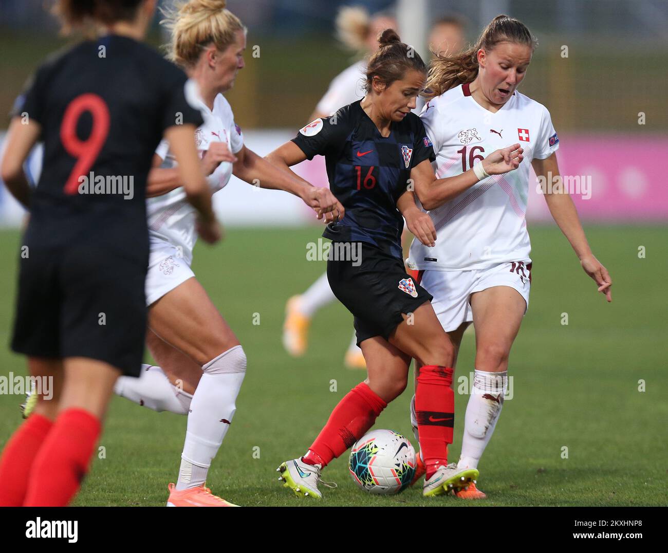 ZAGREB, CROATIE - SEPTEMBRE 18 : Malin Gut de Suisse et Petra Pezelj de Croatie lors du match de qualification des femmes de l'UEFA pour l'euro entre la Croatie et la Suisse sur 18 septembre 2020 à Zagreb, Croatie. Photo: Marko Prpic/PIXSELL Banque D'Images