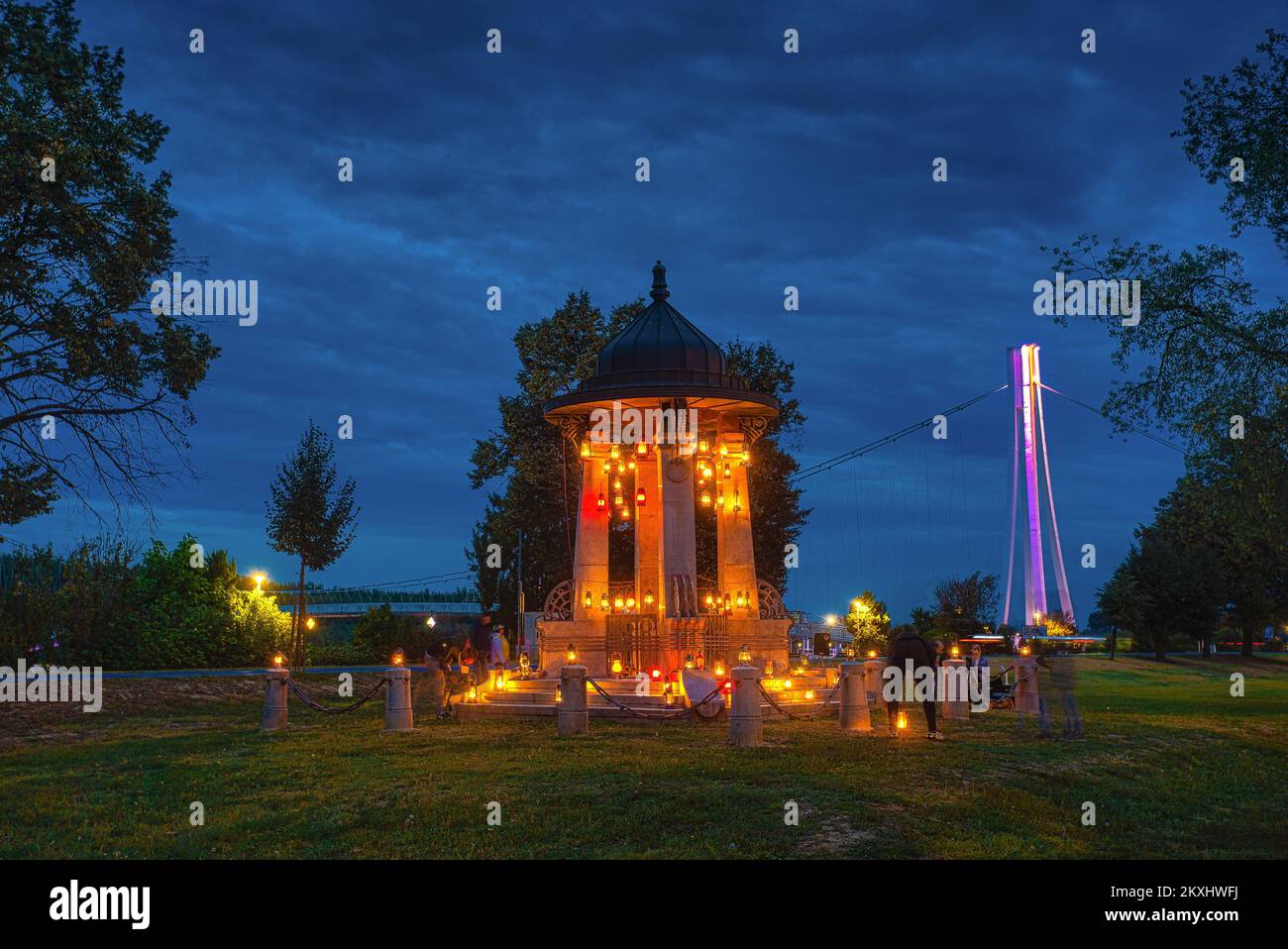 Sequisle Well 'Pejacevic' éclairé de 117 lanternes dans le cadre du festival SEDECO sur la promenade du Cardinal Franjo Seper à Osijek, Croatie sur 27 septembre 2020. Le puits a 117 ans. Les lanternes fabriquées à la fin du XIXe et au début du XXe siècle ont été placées sur le puits lui-même, à partir de l'époque où Pavao Comte Pejacevic l'avait fait et quand ce don à la ville d'Osijek était situé dans le 'jardin de ville' d'alors. Photo: Davor Javorovic/PIXSELL Banque D'Images