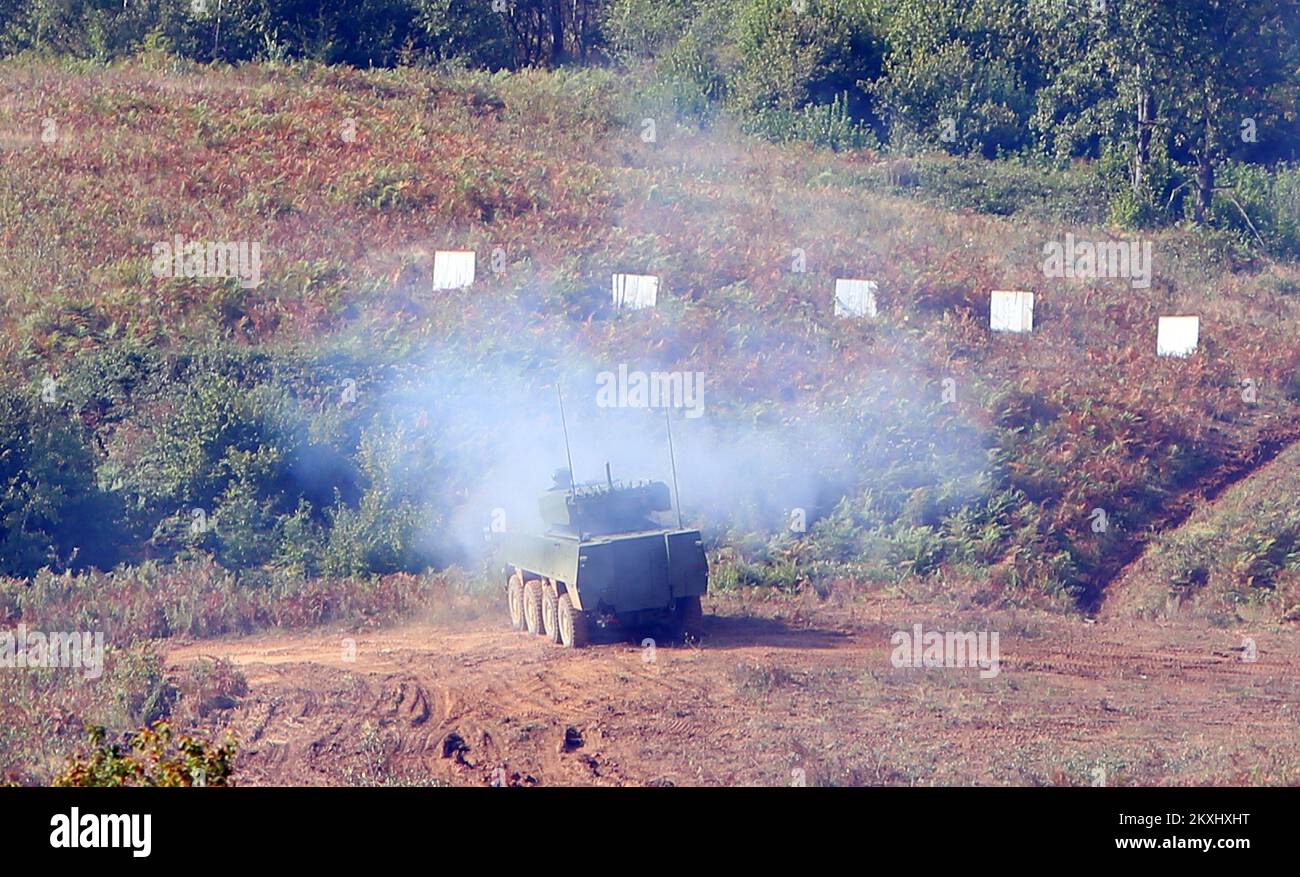 BOV Patria CRO 30 L véhicule de combat blindé afficher les capacités de tir dans une présentation finale de l'exercice militaire 'Readiness 20' à la gamme militaire Eugen Kvaternik à Slunj, Croatie, le 1 octobre 2020. Lors de la présentation finale de l'exercice militaire "préparation 20", la puissance de feu du véhicule blindé BOV Patria CRO 30 L a été présentée, dans le but d'évaluer les forces déclarées pour le déploiement dans les opérations et les missions. Photo: Kristina Stedul Fabac/PIXSELL Banque D'Images