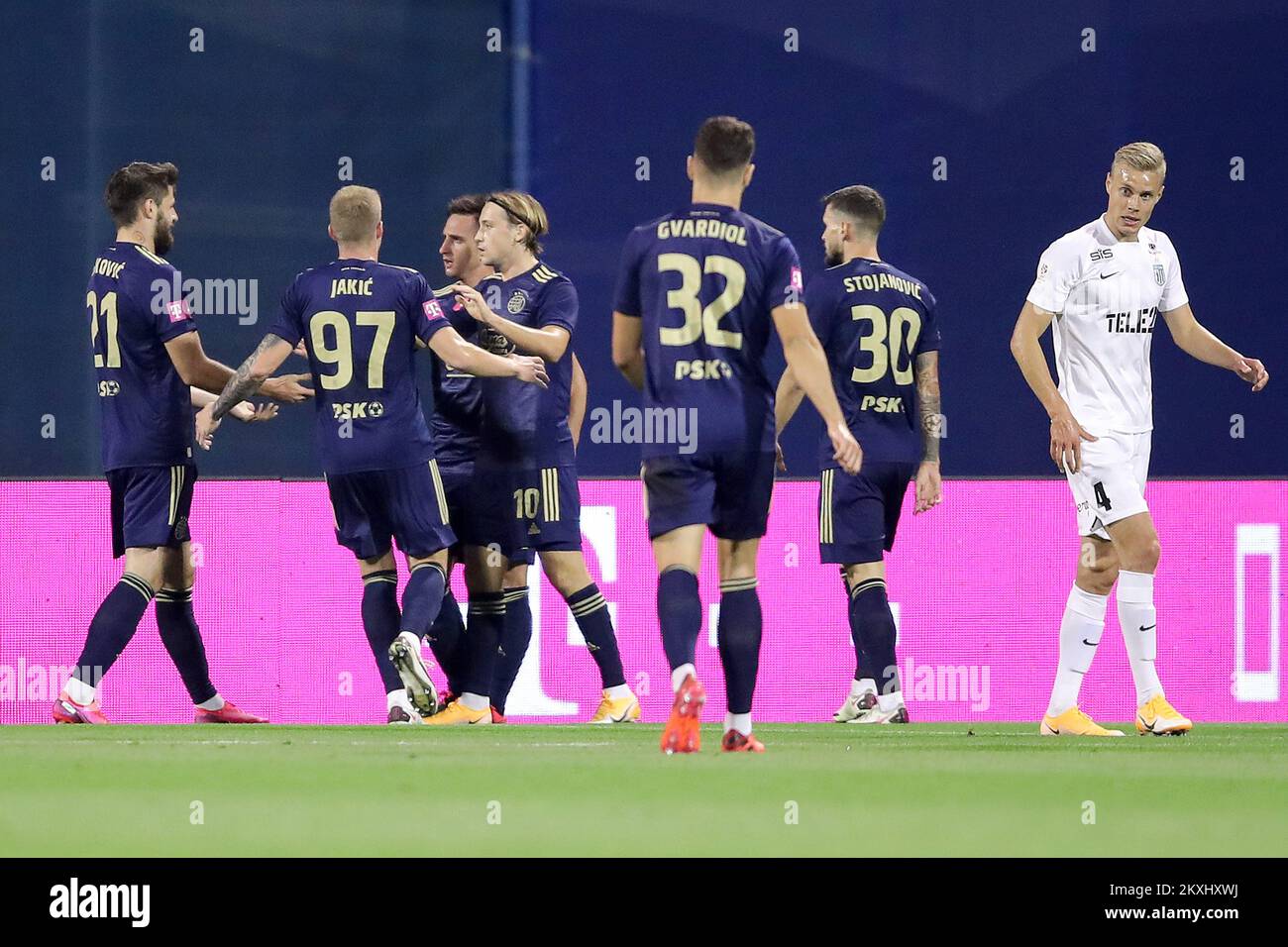 Les joueurs de la GNK Dinamo Zagreb célèbrent le but lors du match de l'UEFA Europa League entre la GNK Dinamo Zagreb et le FC Flora Tallinn au Stadion Maksimir on 1 octobre 2020 à Zagreb, en Croatie. Les stades de football de toute l'Europe restent vides en raison de la pandémie du coronavirus, car les lois de distanciation sociale du gouvernement interdisent aux fans de se rendre dans les lieux, ce qui entraîne le jeu de présentoirs derrière des portes fermées. Photo: Goran Stanzl/PIXSELL Banque D'Images