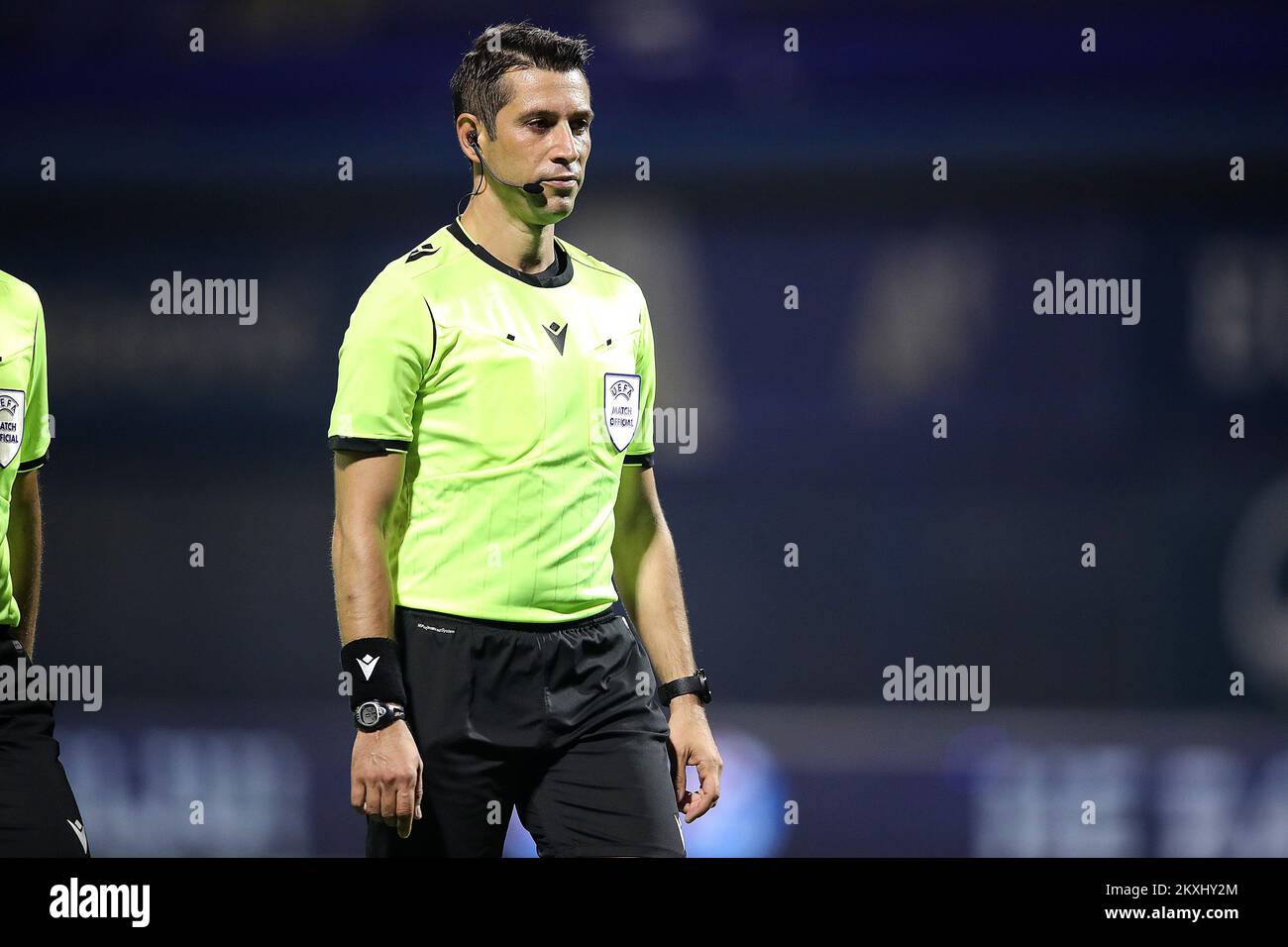 Arbitre Ali Palabiyik lors du match de l'UEFA Europa League entre le GNK Dinamo Zagreb et le FC Flora Tallinn au Stadion Maksimir on 1 octobre 2020 à Zagreb, en Croatie. Les stades de football de toute l'Europe restent vides en raison de la pandémie du coronavirus, car les lois de distanciation sociale du gouvernement interdisent aux fans de se rendre dans les lieux, ce qui entraîne le jeu de présentoirs derrière des portes fermées. Photo: Goran Stanzl/PIXSELL Banque D'Images
