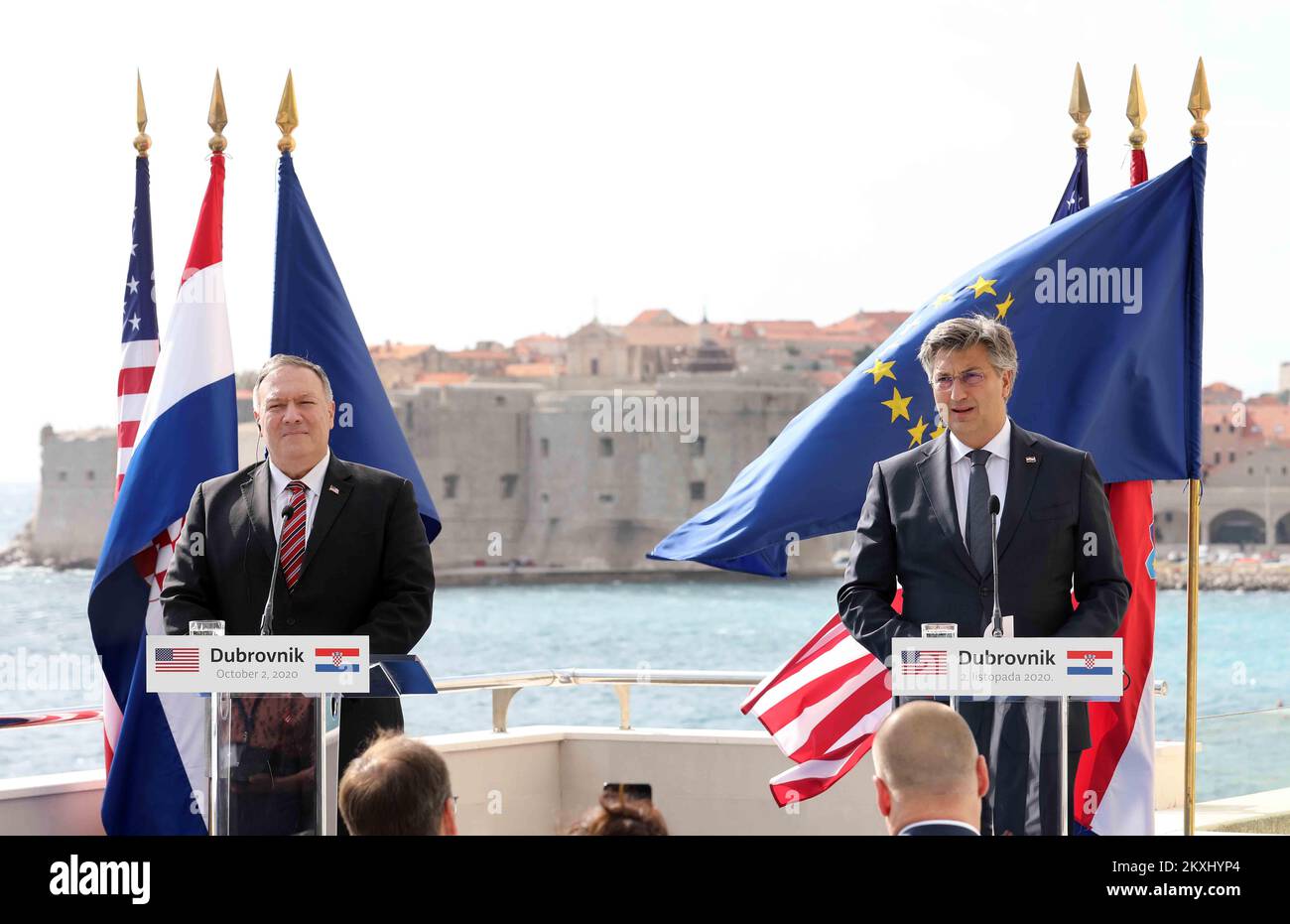 ÉTATS-UNIS Le Secrétaire d'Etat Mike Pompeo a reçu le Premier ministre croate Andrej Plenkovic dans le cadre de sa tournée européenne à l'Hôtel Excelsior à Dubrovnik, en Croatie, sur 02 octobre 2020. Ils discutent de l'abolition de l'obligation de visa pour les Croates voyageant aux Etats-Unis, de l'intention de la Croatie d'acheter des avions de combat F-16 bloc 70 et des possibilités de coopération plus étroite entre les Etats-Unis et la Croatie dans des domaines clés d'intérêt mutuel, y compris la coopération en matière de défense, la relation d'investissement croissante entre les Etats-Unis et la Croatie, Et les efforts soutenus de la Croatie pour faire progresser l'intégration des Balkans occidentaux. Photo : Banque D'Images