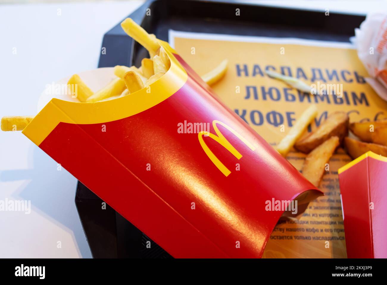 Biélorussie, Minsk - 12 septembre 2022 : la nourriture McDonald's sur un plateau fermé Banque D'Images