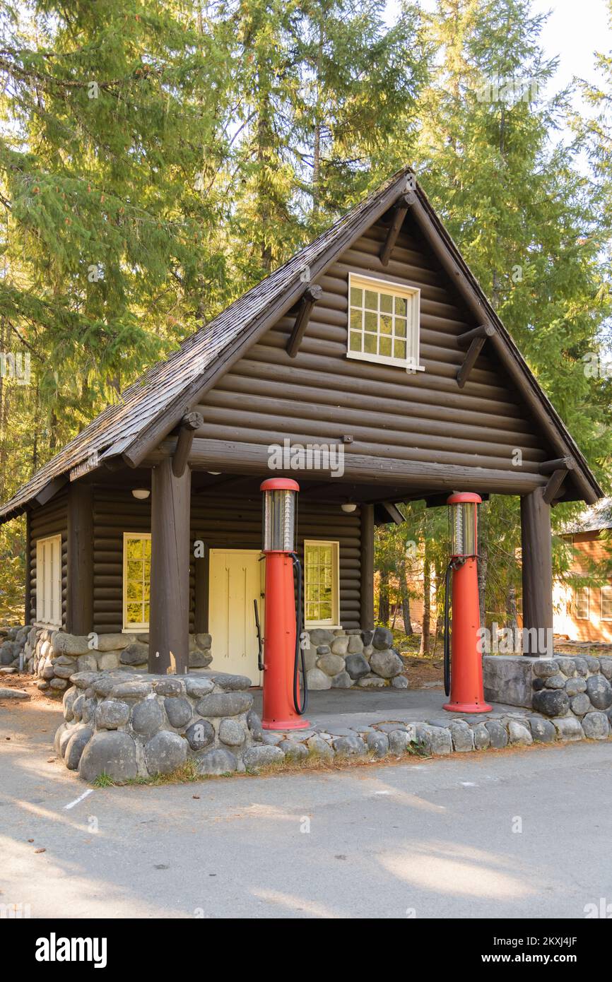 Mount Rainier, WA, États-Unis - 05 octobre 2022 ; station-service historique en bois du mont Rainier à Longmire avec pompes rouges traditionnelles Banque D'Images