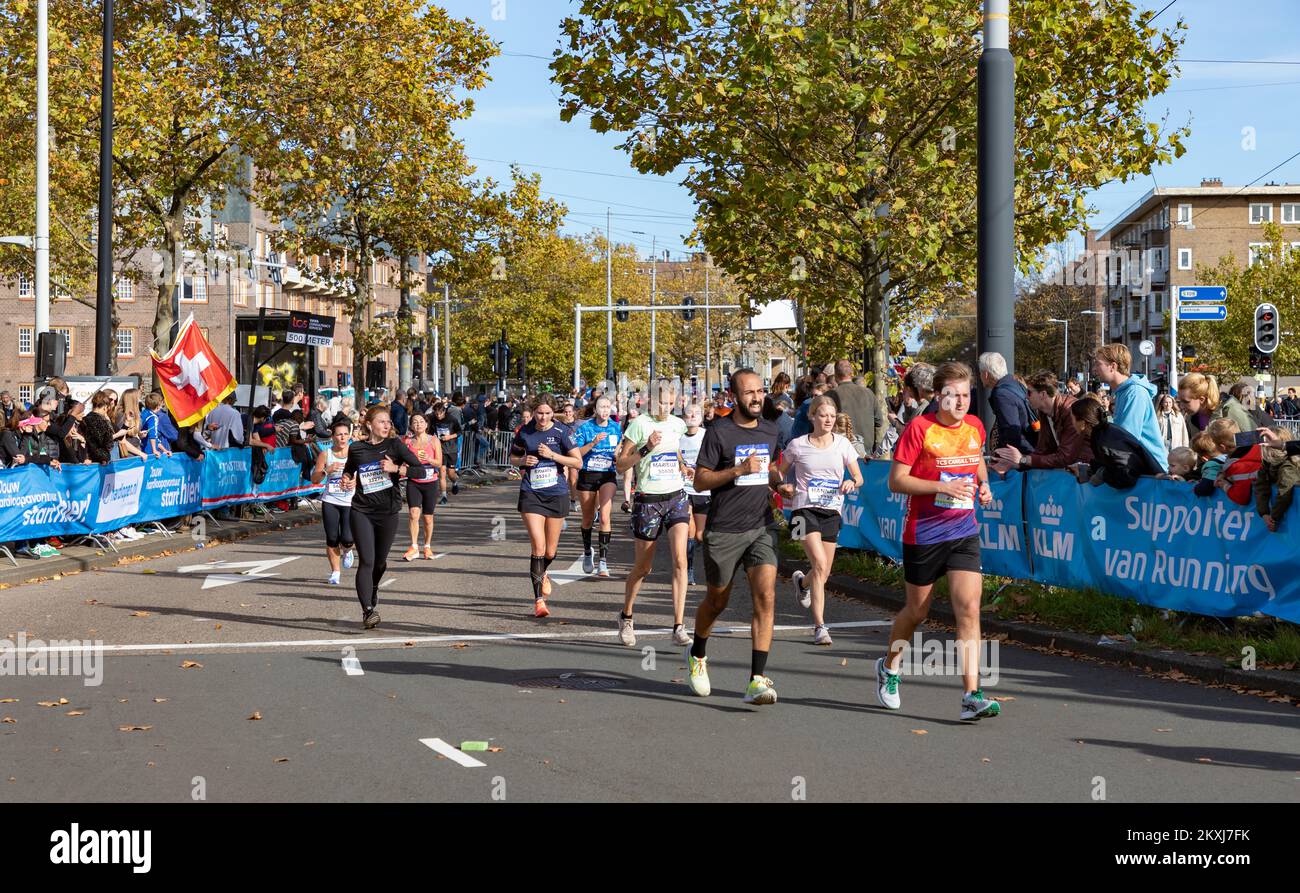 Une photo de plusieurs coureurs près de la fin du Marathon d'Amsterdam de 2022. Banque D'Images