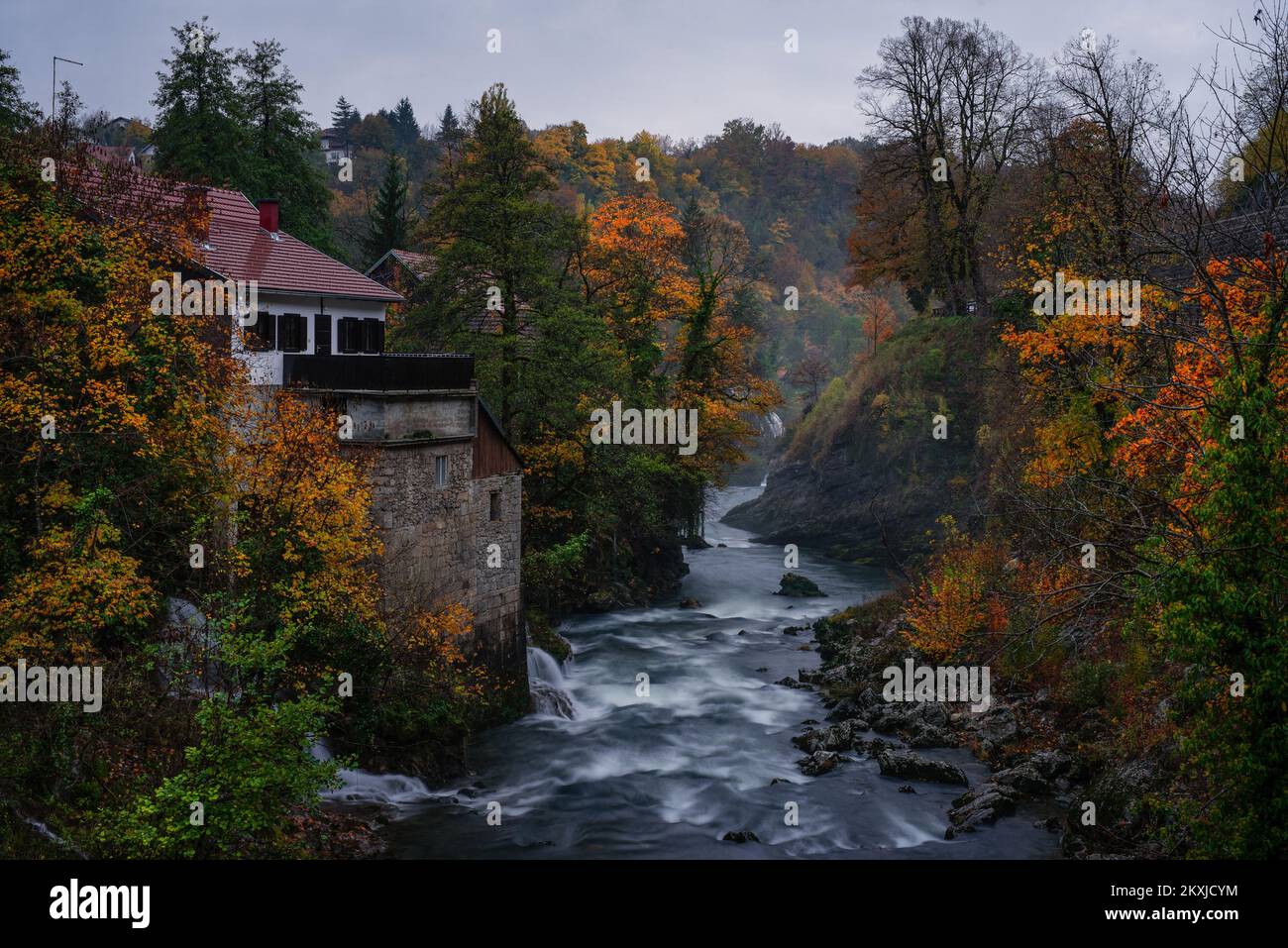 Automne dans le magnifique moulin de ville Rastoke, Croatie sur 25 octobre 2020. Photo: Bruno Fantulin/PIXSELL Banque D'Images