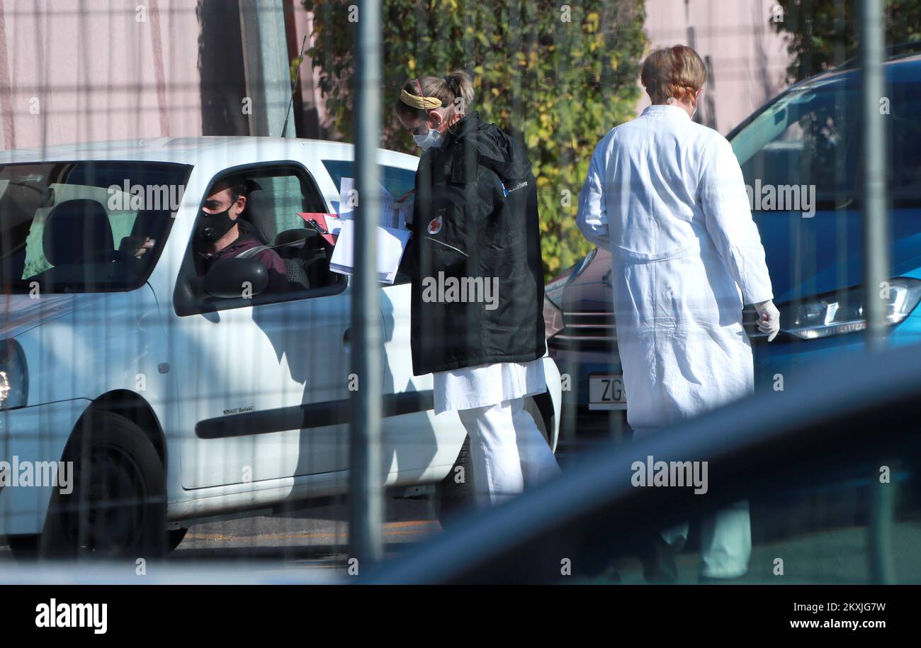 Un professionnel de la santé vérifie les commandes des patients pour les tests au volant en face de l'Institut d'enseignement de la santé publique Andrija Stampar à Zagreb, en Croatie, sur 7 novembre 2020. Au cours des 24 dernières heures, 2399 nouveaux cas d'infection par le virus SRAS-COV-2 ont été enregistrés, et le nombre de cas actifs en Croatie aujourd'hui est de 1554. Parmi eux, 1330 patients sont à l'hôpital, dont 128 sont sous respirateurs. 35 personnes sont mortes. Photo: Sanjin Strukic/PIXSELL Banque D'Images