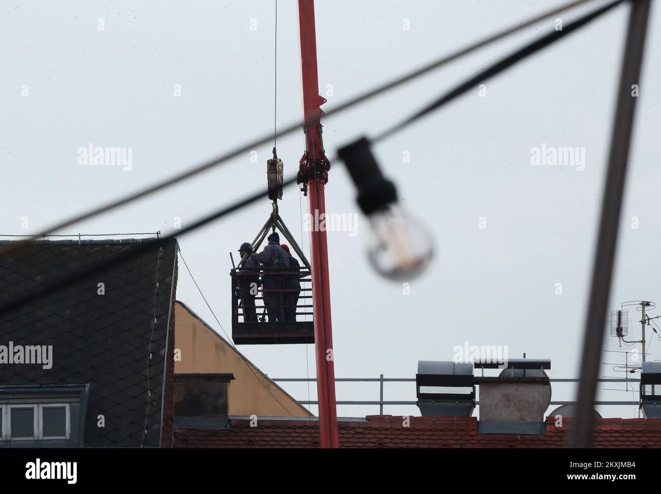 Des grues réparent le toit d'un bâtiment endommagé par un tremblement de terre à Zagreb, en Croatie, sur 16 novembre 2020. Photo: Sanjin Strukic/PIXSELL Banque D'Images