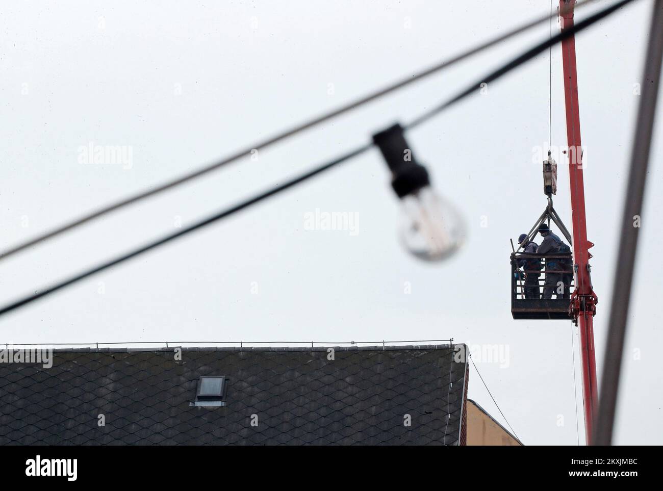 Des grues réparent le toit d'un bâtiment endommagé par un tremblement de terre à Zagreb, en Croatie, sur 16 novembre 2020. Photo: Sanjin Strukic/PIXSELL Banque D'Images