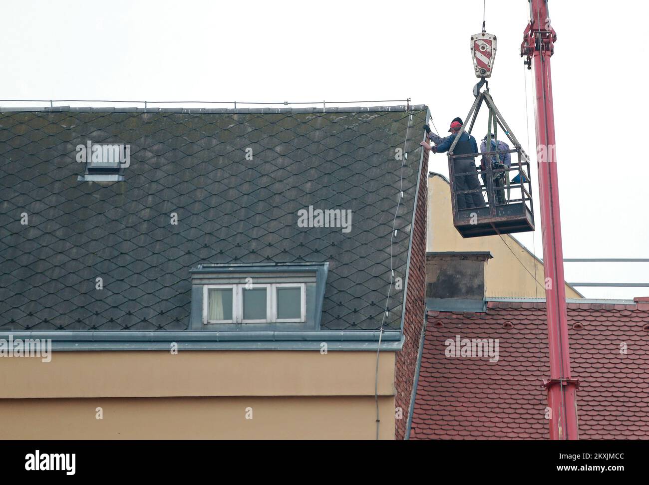 Des grues réparent le toit d'un bâtiment endommagé par un tremblement de terre à Zagreb, en Croatie, sur 16 novembre 2020. Photo: Sanjin Strukic/PIXSELL Banque D'Images