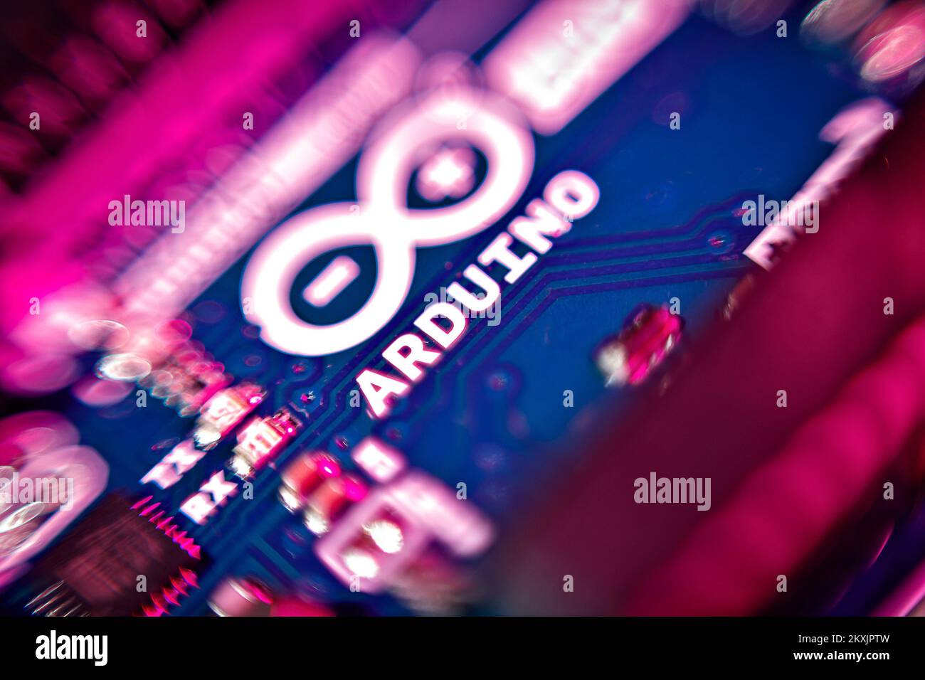 Photo prise sur 23 novembre 2020 montre Arduino Uno, une carte de microcontrôleur open-source basée sur le microcontrôleur Microchip ATmega328P et développée par Arduino.cc, à Zagreb, en Croatie. Il dispose de 14 broches d'entrée/sortie numériques (dont 6 peuvent être utilisées comme sorties PWM), 6 entrées analogiques, un résonateur céramique 16 MHz (CSTCE16M0V53-R0), une connexion USB, une prise d'alimentation, une embase ICSP et un bouton de réinitialisation. Arduino est une plate-forme électronique open-source basée sur du matériel et des logiciels faciles à utiliser. Les cartes Arduino sont capables de lire les entrées - la lumière sur un capteur, un doigt sur un bouton ou un message Twitter - et de tourner Banque D'Images