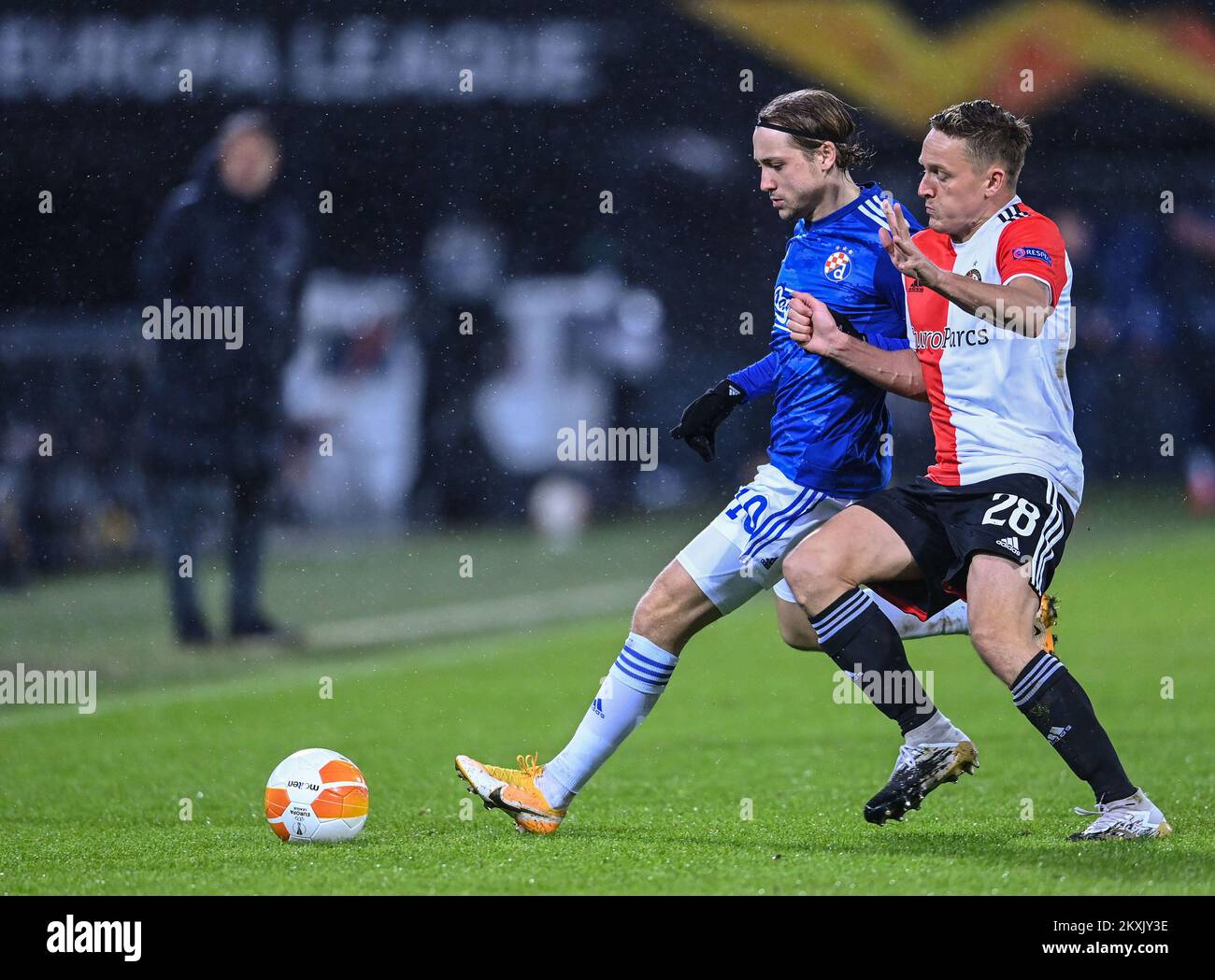 Lovro Majer de Dinamo en action avec Jens Toornstra de Feyenoord lors du match de l'UEFA Europa League entre Feyenoord et Dinamo Zagreb , à Rotterdam, pays-Bas, 03 décembre 2020.photo: Igor Soban/PIXSELL Banque D'Images