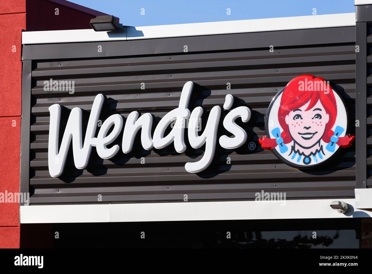 Tukwila, WA, États-Unis - 23 février 2022; porte-nom et logo au restaurant de restauration rapide Wendy's. Banque D'Images