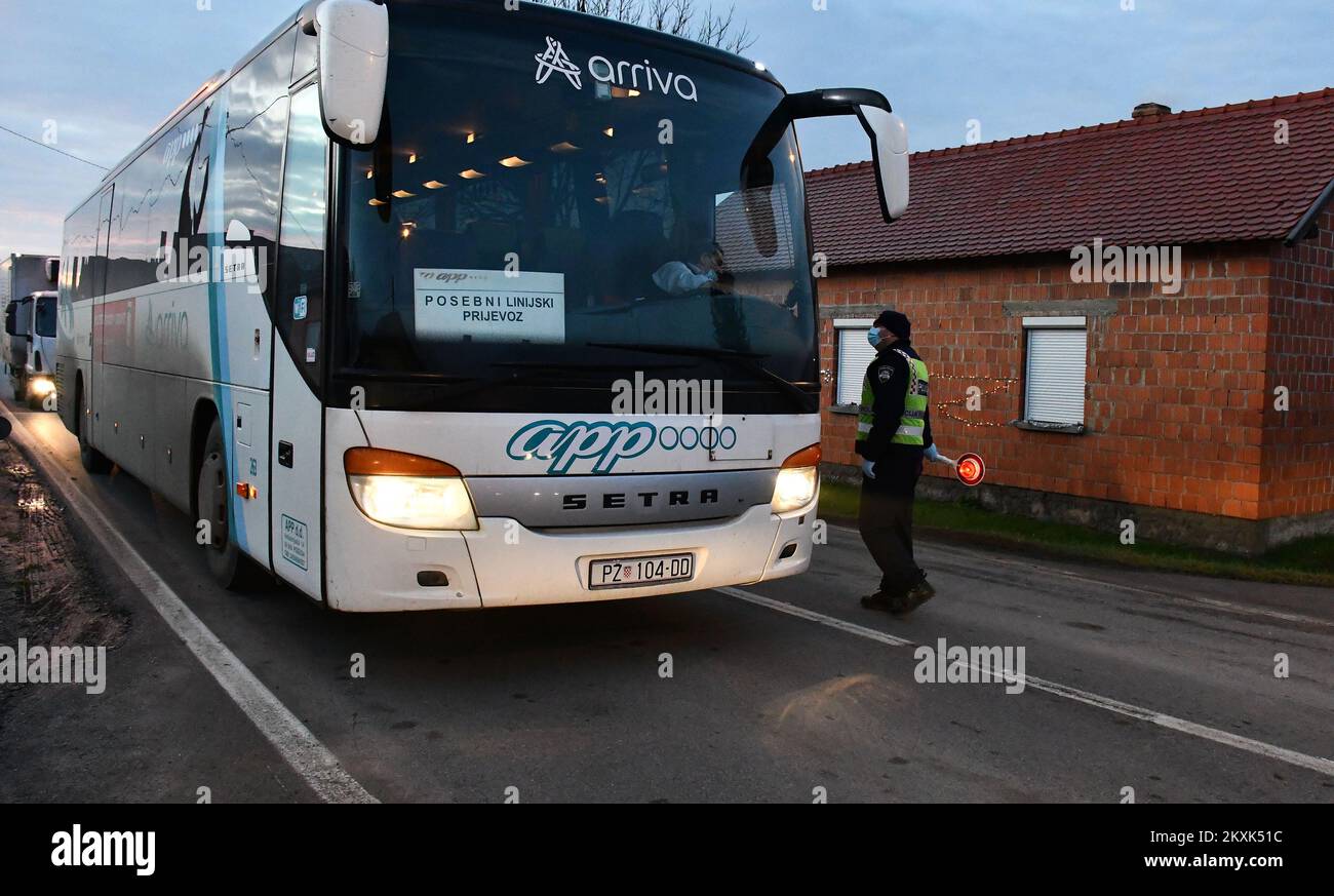 La police sur les points de contrôle entre le comté de Brod-Postavina et le comté de Pozega-Slavonia vérifie le laissez-passer de voyage, à Bilice, en Croatie, sur 23 décembre 2020. À partir d'aujourd'hui, il est interdit de quitter le comté où la personne a une résidence permanente ou temporaire. Cela ne s'applique pas au personnel nécessaire à l'entretien de la circulation, à la migration quotidienne des employés dans les services de santé, à la livraison de pharmacie, aux services publics, à l'approvisionnement en gaz et en électricité, aux services de sécurité, aux journalistes, aux patients, aux déplacements vers et depuis le travail, aux services d'urgence pour prévenir la propagation des maladies et au personnel diplomatique. L'interdiction de voyager entre dans pour Banque D'Images