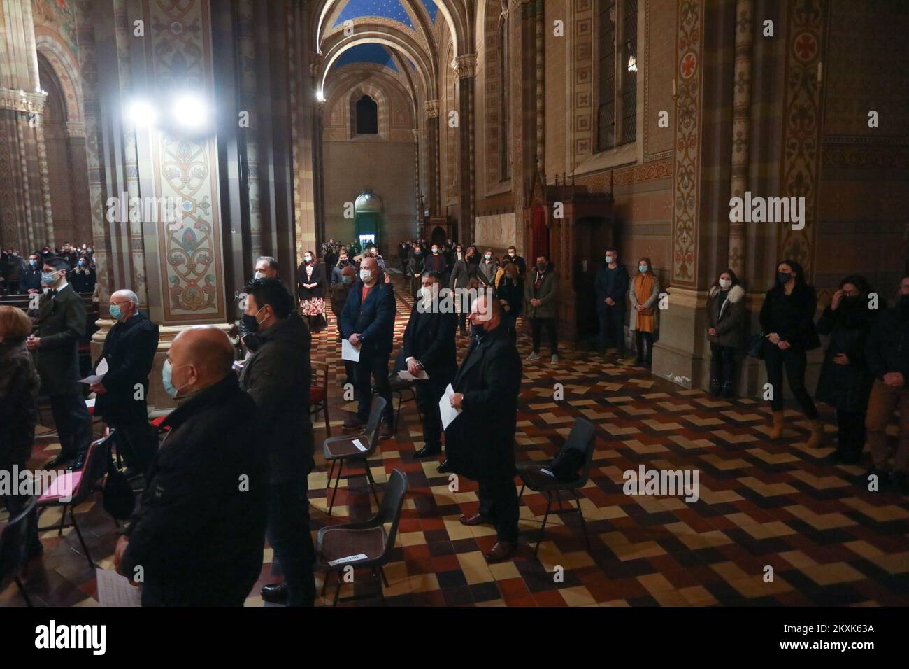 Les croyants ont assisté à une messe de minuit à la cathédrale de Djakovo à Djakovo, en Croatie, sur 24 décembre 2020. Photo: Dubravka Petric/PIXSELL Banque D'Images