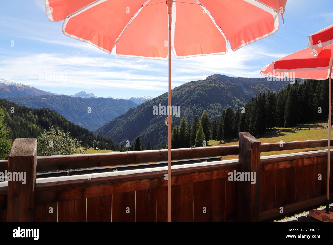 vue sur les montagnes depuis une terrasse avec parasols Banque D'Images