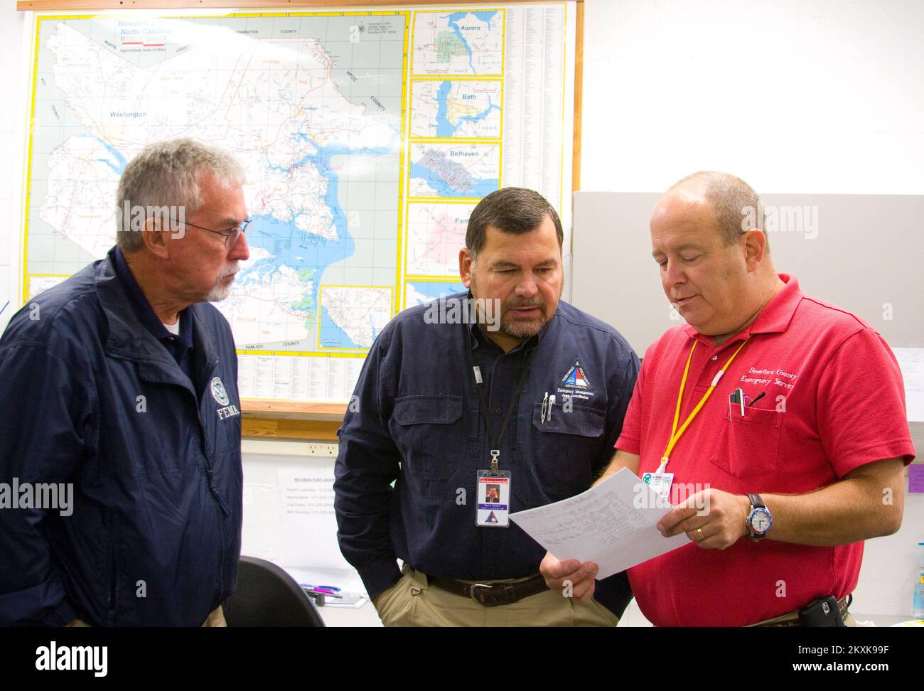Ouragan/tempête tropicale - Washington, N. C. , 17 septembre 2011 FEMA, état, Et les responsables du comté décident de la meilleure façon de couvrir les zones durement touchées du comté de Beaufort avec les équipes de relations communautaires disponibles envoyées trouver des résidents ayant besoin d'aide en cas de catastrophe. Photo de la FEMA/ Tim Burkitt. Photographies relatives aux programmes, aux activités et aux fonctionnaires de gestion des catastrophes et des situations d'urgence Banque D'Images
