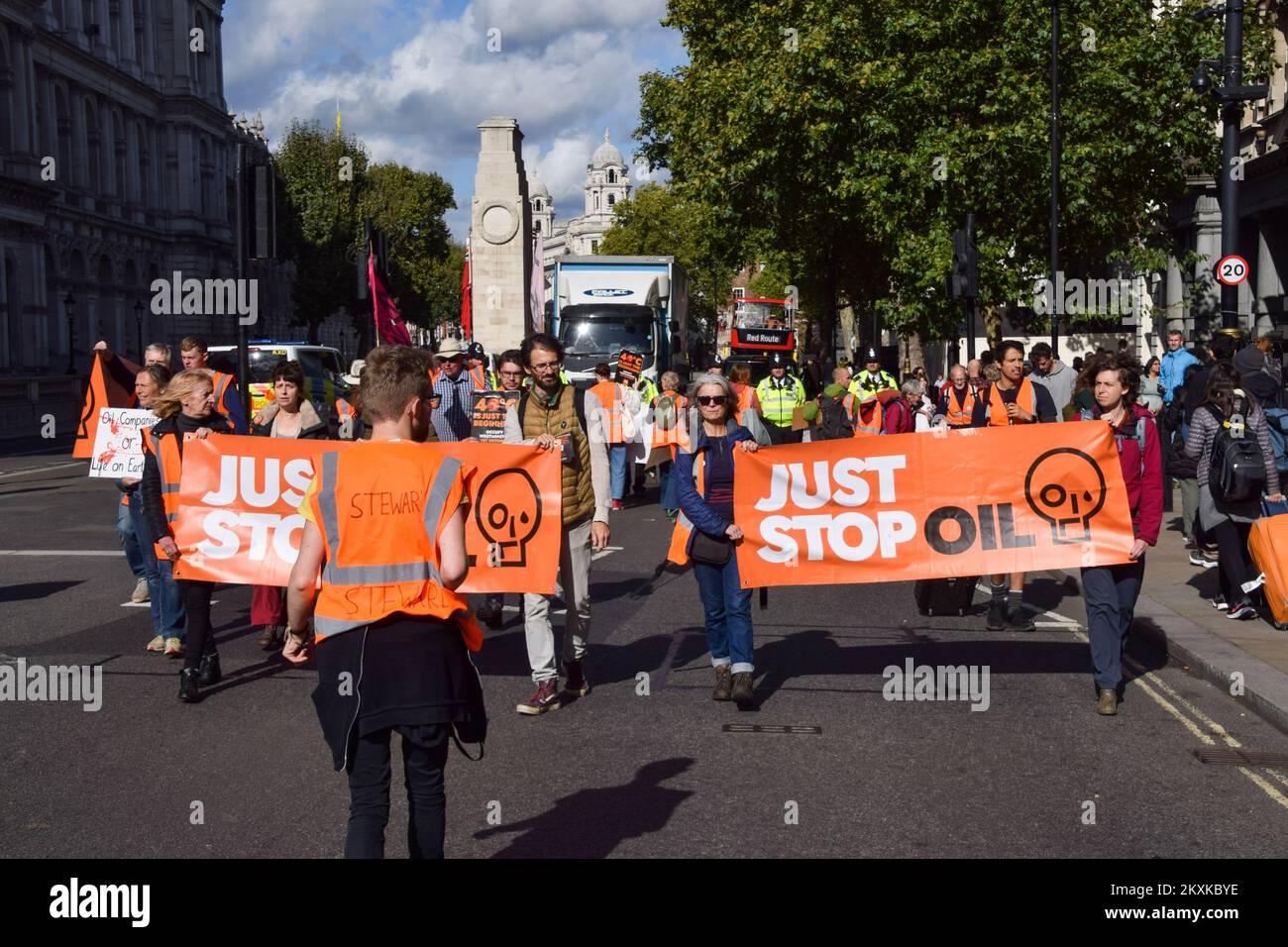 Londres, Royaume-Uni. 7th octobre 2022. Les activistes Just Stop Oil traversent Westminster, tandis que le groupe d'action pour le climat poursuit ses manifestations quotidiennes exigeant que le gouvernement britannique cesse d'émettre de nouvelles licences de pétrole et de gaz. Banque D'Images