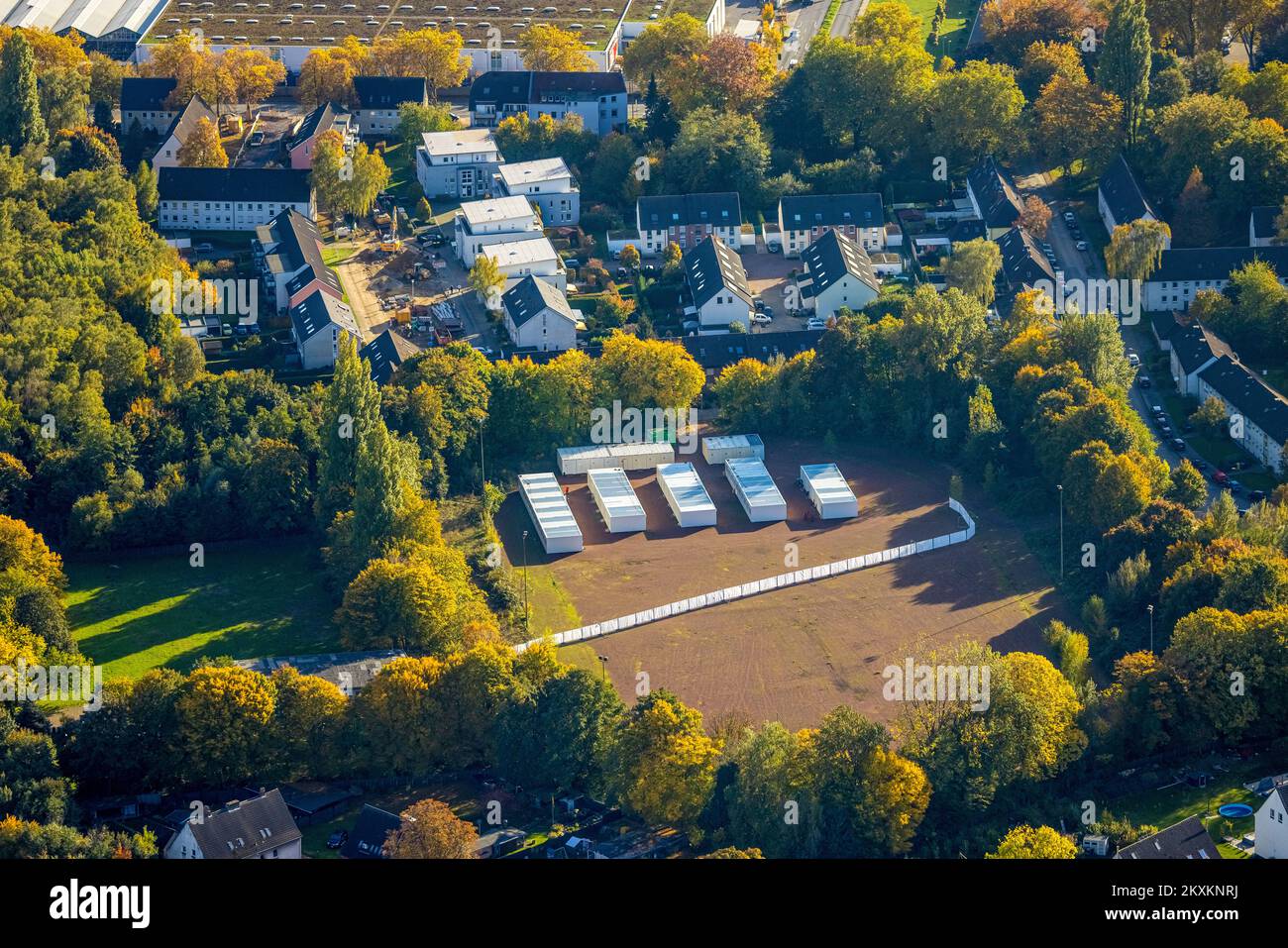 Vue aérienne, village de conteneurs pour les réfugiés sur l'ancien domaine sportif de la Körnerschule, Boy, Bottrop, région de la Ruhr, Rhénanie-du-Nord-Westphalie, Allemagne, Banque D'Images