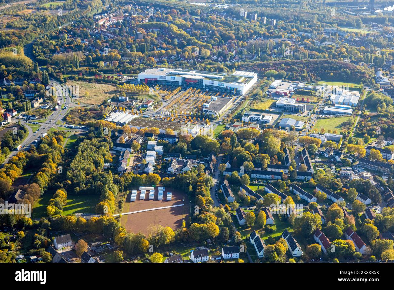 Vue aérienne, village de conteneurs pour les réfugiés sur l'ancien champ sportif de la Körnerschule, OSTERMANN Einrichtungs-Centrum Bottrop, Boy, Bottrop, Ruhr Banque D'Images