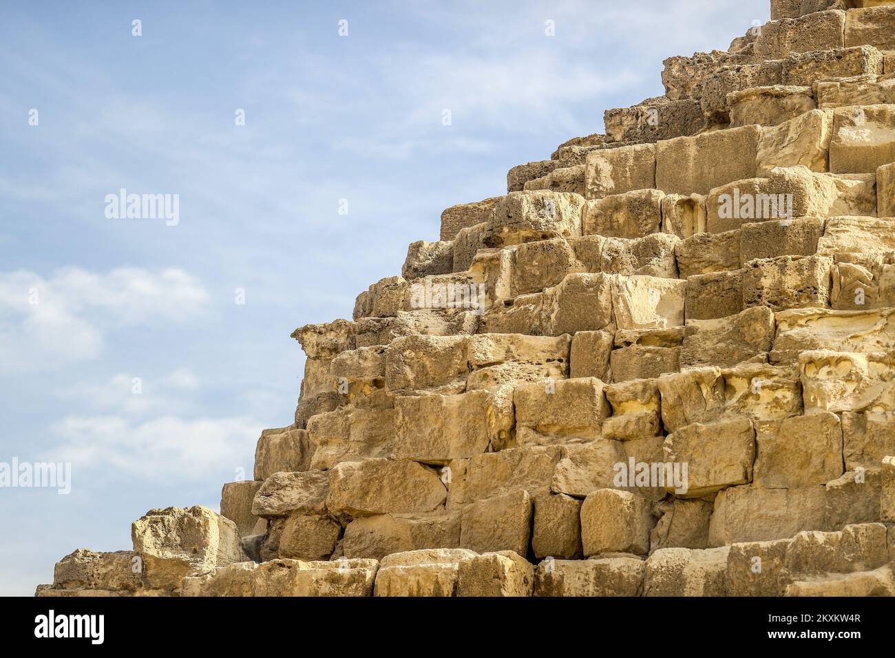 La Grande Pyramide de Gizeh est la plus ancienne et la plus grande des trois pyramides du complexe de la pyramide de Gizeh qui borde Gizeh aujourd'hui dans le Grand Caire, en Égypte sur 26 janvier 2021. Photo: Slavko Midzor/PIXSELL Banque D'Images