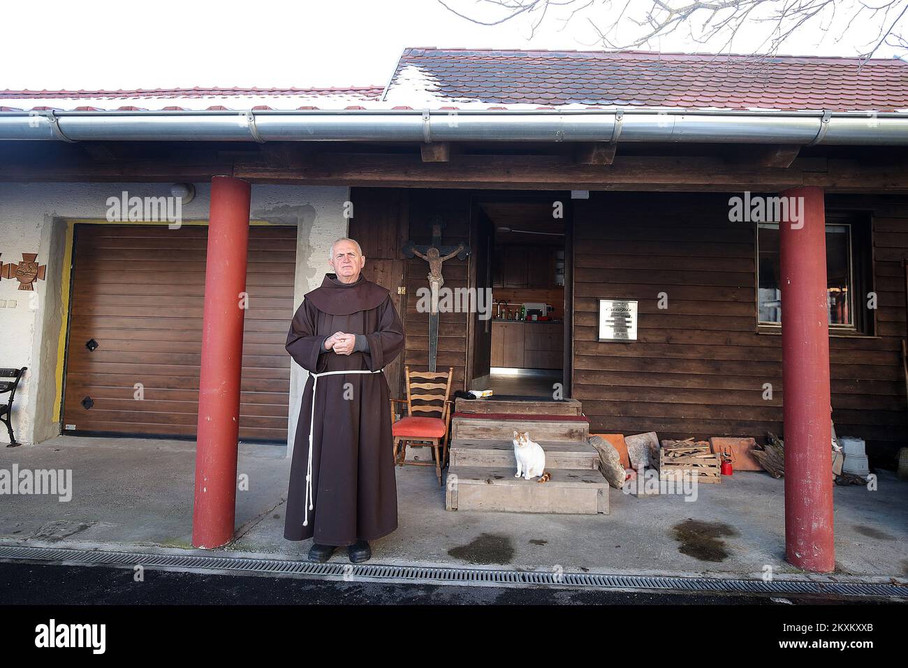 Friar Petar Zagar vu en face de la maison , dans le village de Hrvatski Cuntic, Croatie, le 20 janvier 2021. L'église de Saint Anthony de Padoue dans le village de Hrvatski Cuntic a été gravement endommagé, de sorte que l'autrichien Doraja Eberle, avec l'association Bauern helfen Bauern, a construit une maison en bois à côté de l'église où vit le frère Petar Zagar. Doraja a construit plus de 1 500 maisons en Croatie et en Bosnie-Herzégovine après la guerre intérieure. Maintenant Doraja renégociant avec les autorités de la ville sur le projet de construction de maisons en bois après le tremblement de terre qui a frappé le comté de Sisak-Moslavina sur Dece Banque D'Images