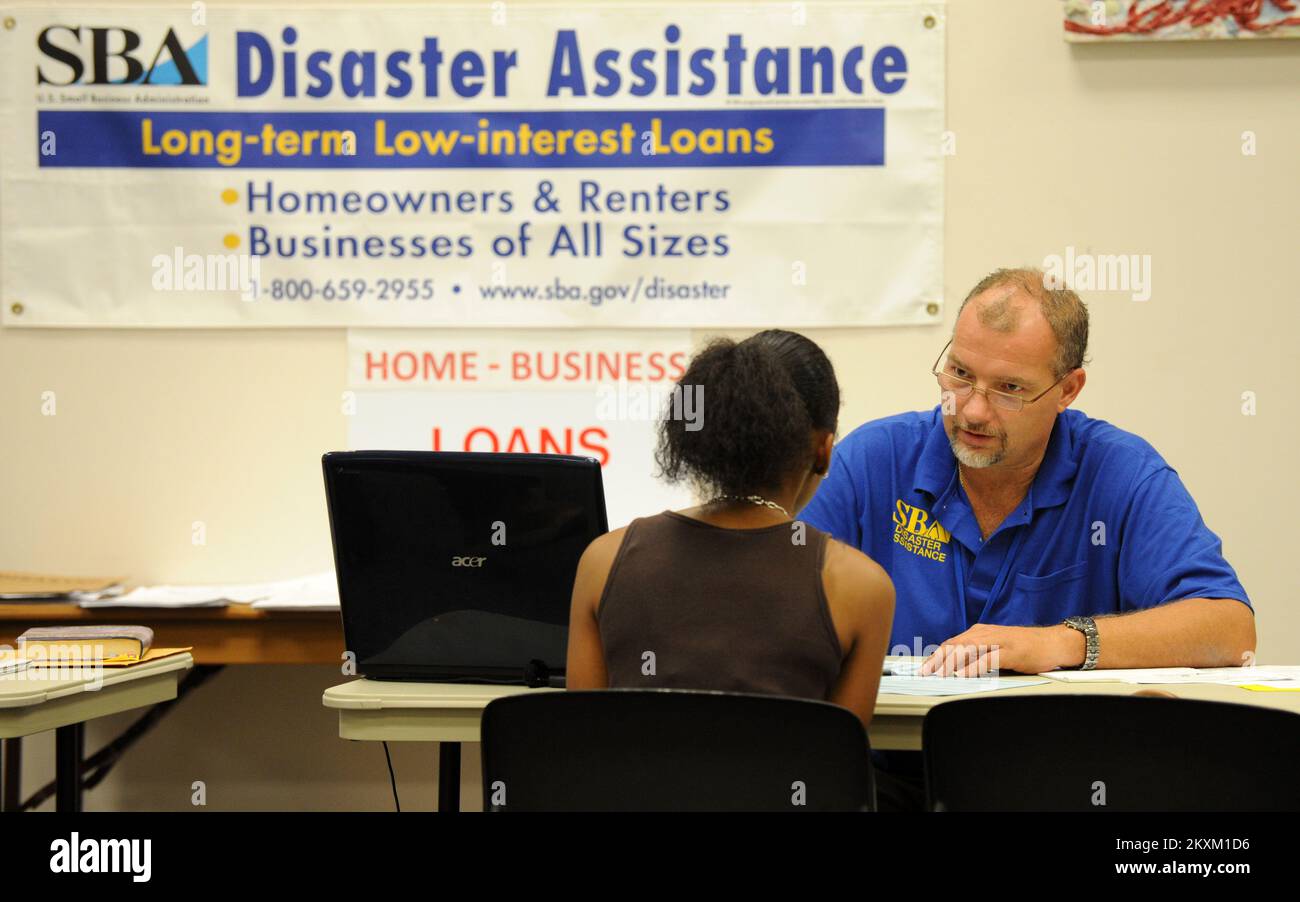 Ouragan/tempête tropicale - Bridgeport, Connecticut , Dan Danforth, représentant du service à la clientèle de l'administration des petites entreprises de 26 septembre 2011, s'adresse à un résident local du Centre de reprise après sinistre créé pour aider les résidents touchés par la tempête tropicale Irene. Certains des centres de l'État sont passés aux centres d'information sur les prêts en cas de catastrophe, où des renseignements sur l'aide fédérale peuvent encore être obtenus, ainsi que des programmes disponibles auprès de la Small Business Association. Bridgeport, CT, 26 septembre 2011--Représentant du service à la clientèle de l'administration des petites entreprises, Dan Danfort Banque D'Images