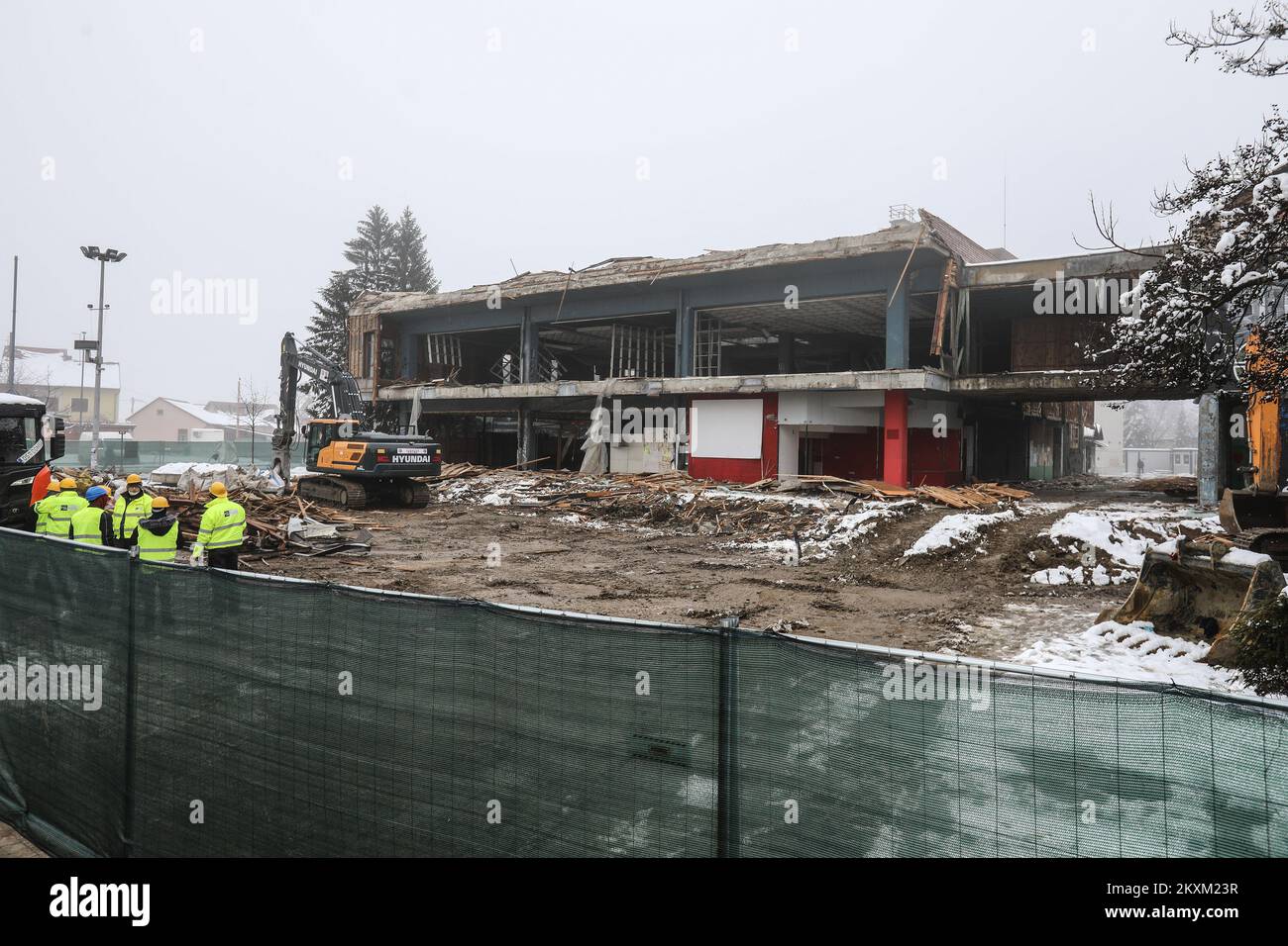 En raison des dégâts après le tremblement de terre a frappé le comté de Sisak-Moslavina il y a un mois, les travailleurs ont commencé à démolir l'ancien grand magasin Petrinjka, à Petrinja, le 02,2021 février photo: Robert Anic/PIXSELL Banque D'Images