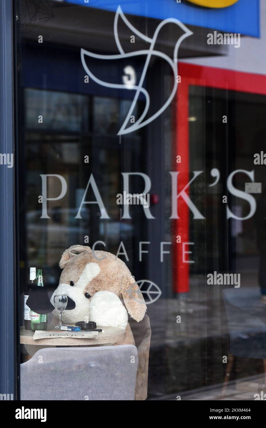 Des ours en peluche géants sont vus au café fermé de Varazdin, Croatie, le 8 février 2022. Au cours des 24 dernières heures, 71 nouveaux cas de virus Covid-19 ont été enregistrés, et le nombre de cas actifs en Croatie aujourd'hui est de 2 407.il y a actuellement 1 137 personnes dans l'hôpital dans toute la Croatie, dont 107 sont sous ventilation. Malheureusement, 29 autres personnes sont mortes au cours des dernières 24 heures.photo: Vjeran Zganec Rogulja/PIXSELL Banque D'Images