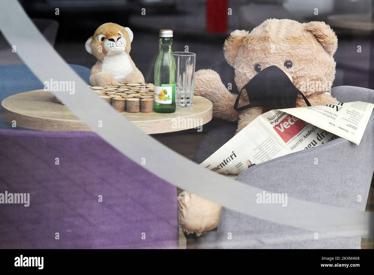 Des ours en peluche géants sont vus au café fermé de Varazdin, Croatie, le 8 février 2022. Au cours des 24 dernières heures, 71 nouveaux cas de virus Covid-19 ont été enregistrés, et le nombre de cas actifs en Croatie aujourd'hui est de 2 407.il y a actuellement 1 137 personnes dans l'hôpital dans toute la Croatie, dont 107 sont sous ventilation. Malheureusement, 29 autres personnes sont mortes au cours des dernières 24 heures.photo: Vjeran Zganec Rogulja/PIXSELL Banque D'Images