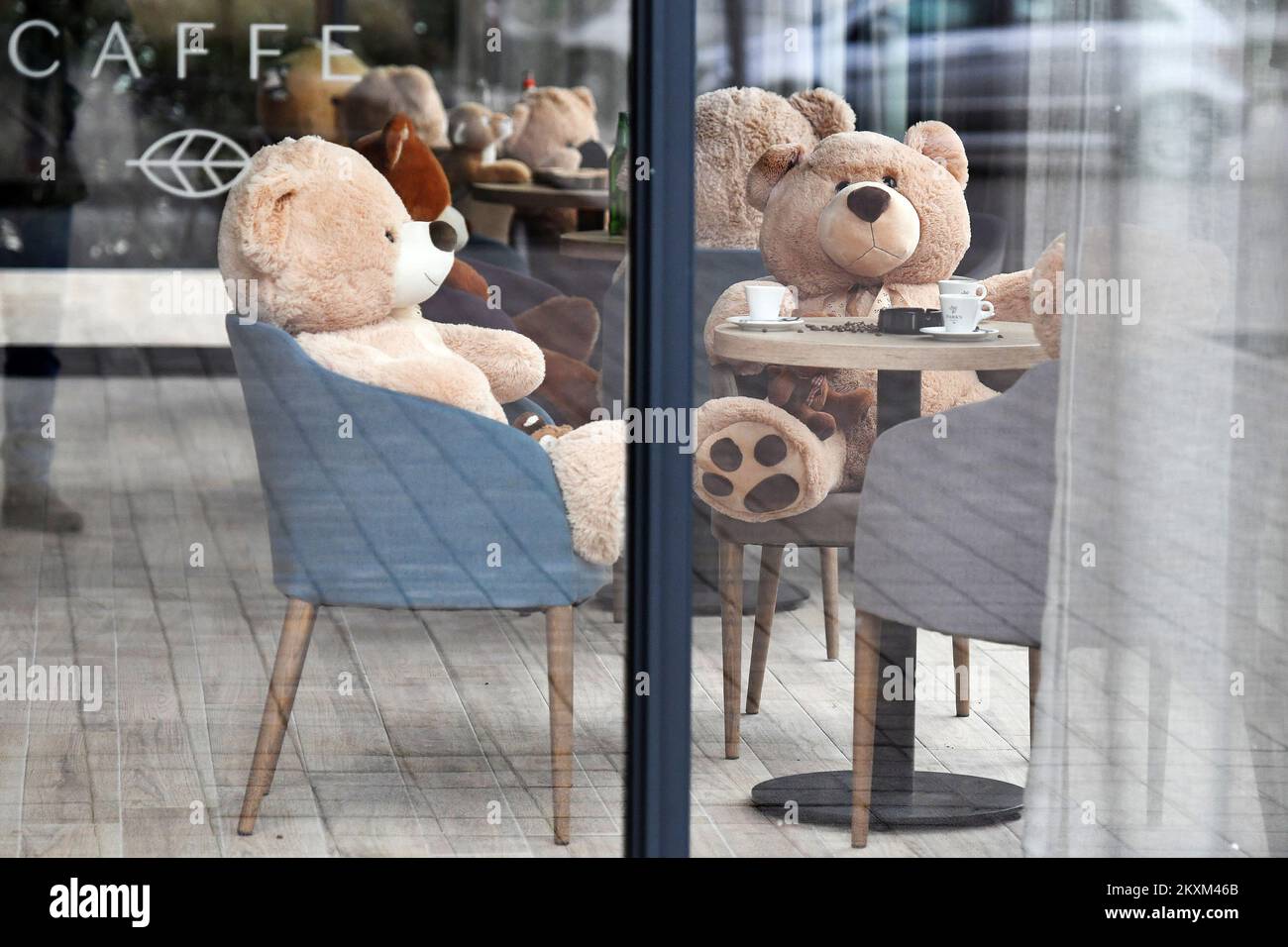Des ours en peluche géants sont vus au café fermé de Varazdin, Croatie, le 8 février 2022. Au cours des 24 dernières heures, 71 nouveaux cas de virus Covid-19 ont été enregistrés, et le nombre de cas actifs en Croatie aujourd'hui est de 2 407.il y a actuellement 1 137 personnes dans l'hôpital dans toute la Croatie, dont 107 sont sous ventilation. Malheureusement, 29 autres personnes sont mortes au cours des dernières 24 heures.photo: Vjeran Zganec Rogulja/PIXSELL Banque D'Images