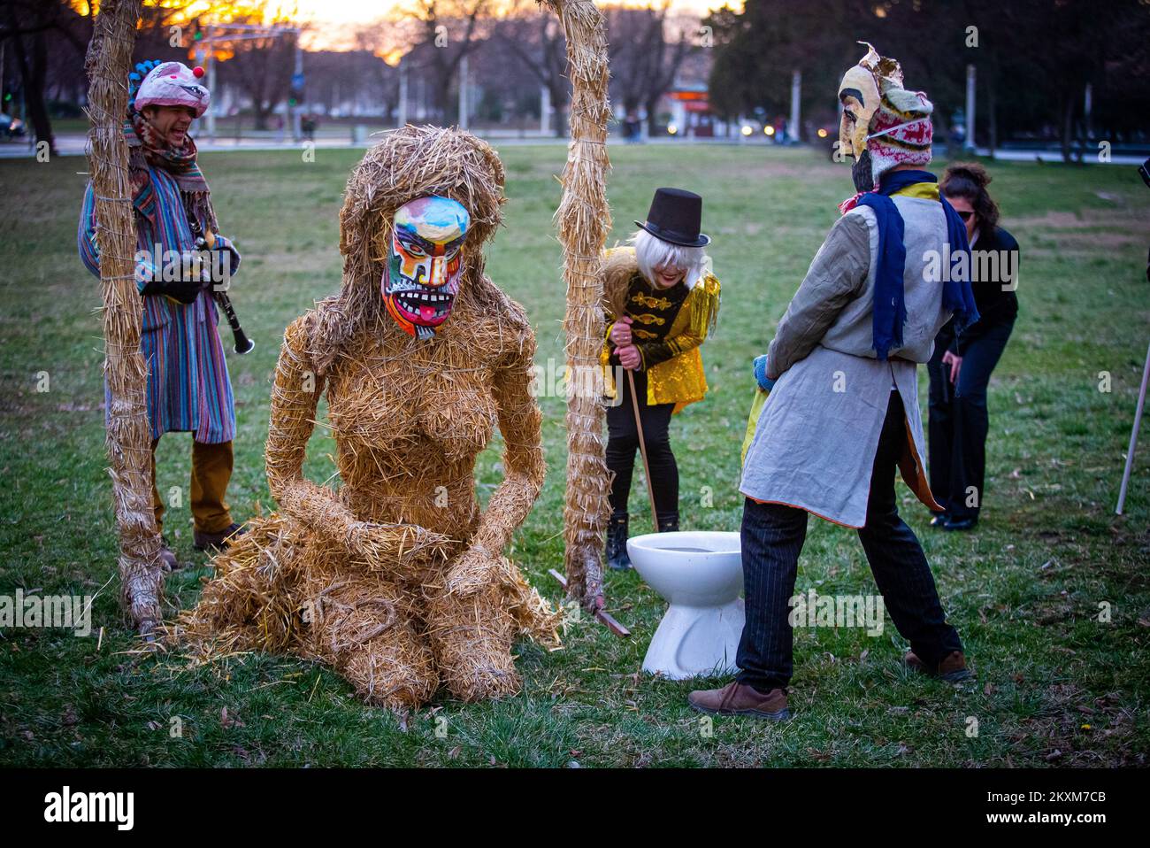 Le groupe de Carnaval se prépare à enflammer une sculpture en paille devant la forteresse d'Osijek, en Croatie, sur 16 février 2021. Photo: Davor Javorovic/PIXSELL Banque D'Images