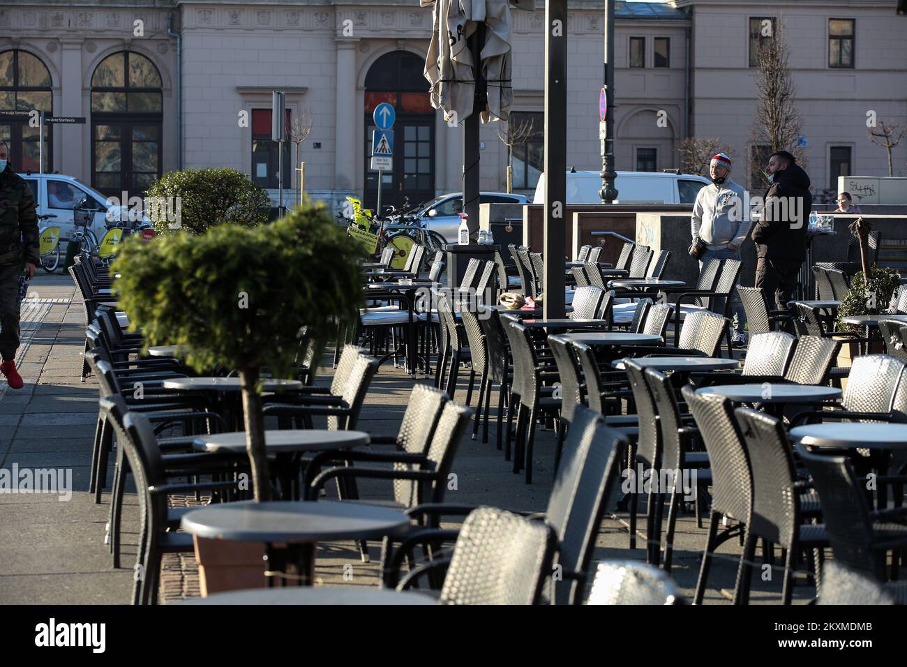 Les citoyens peuvent boire du café sur les terrasses réouvertes des cafés de Zagreb, en Croatie, sur 1 mars 2021. Après trois mois en Croatie, les terrasses de cafés et de restaurants sont ouvertes aujourd'hui, qui pourront travailler de 6 à 22 heures sans jouer de musique. Photo: Zeljko Hladika/PIXSELL Banque D'Images