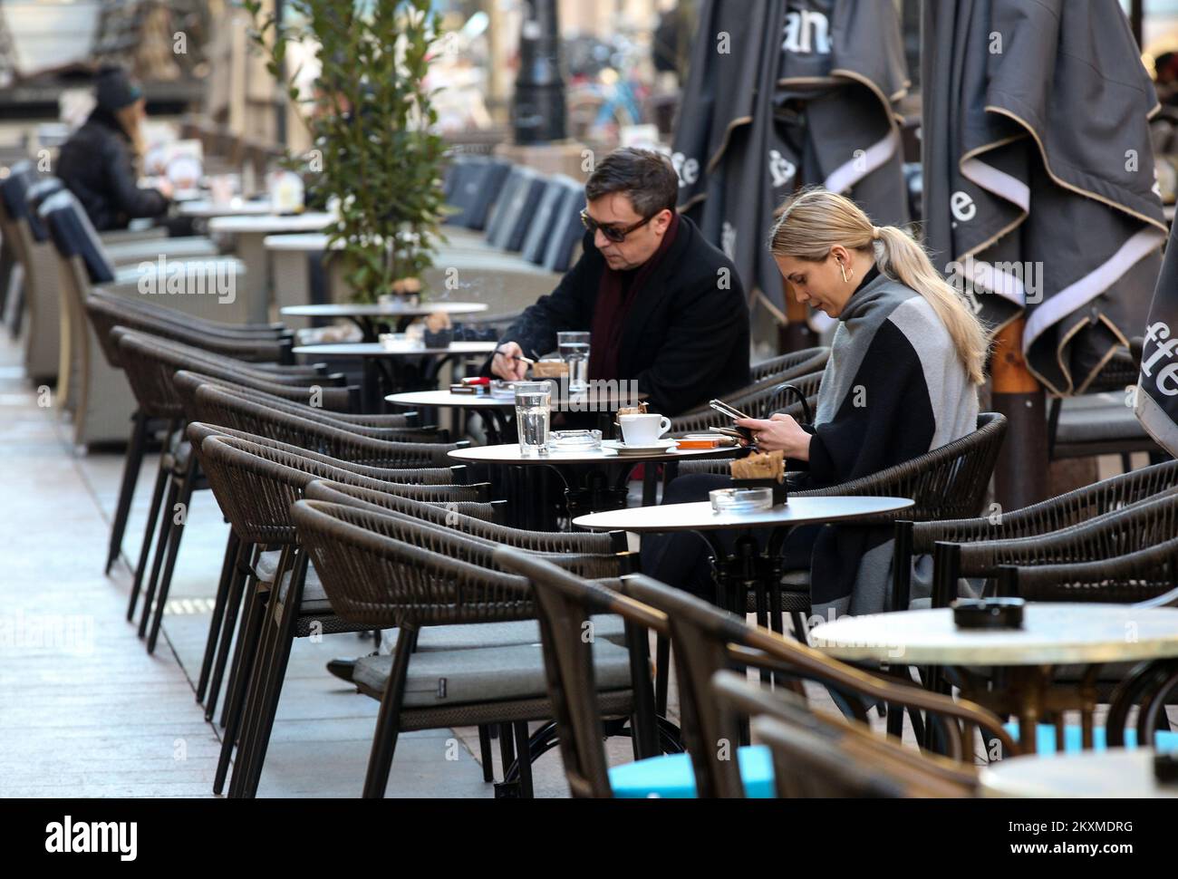 Les citoyens peuvent boire du café sur les terrasses réouvertes des cafés de Zagreb, en Croatie, sur 1 mars 2021. Après trois mois en Croatie, les terrasses de cafés et de restaurants sont ouvertes aujourd'hui, qui pourront travailler de 6 à 22 heures sans jouer de musique. Photo: Zeljko Hladika/PIXSELL Banque D'Images