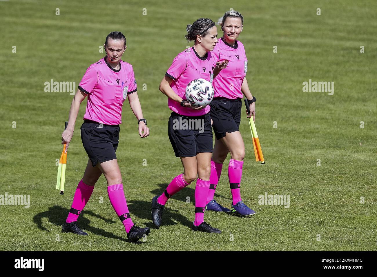 Arbitres de football lors d'un match humanitaire de légendes entre une équipe de stars du football croate et une équipe de stars du football slovène à Petrinja, Croatie sur 13 mars 2021. Match est organisé à l'initiative du Président de l'UEFA Aleksander Ceferin et du Président de la Fédération croate de football Davor Suker pour aider ceux qui ont perdu leur maison par le tremblement de terre dévastateur sur 29 décembre 2020. Photo: Slavko Midzor/PIXSELL Banque D'Images