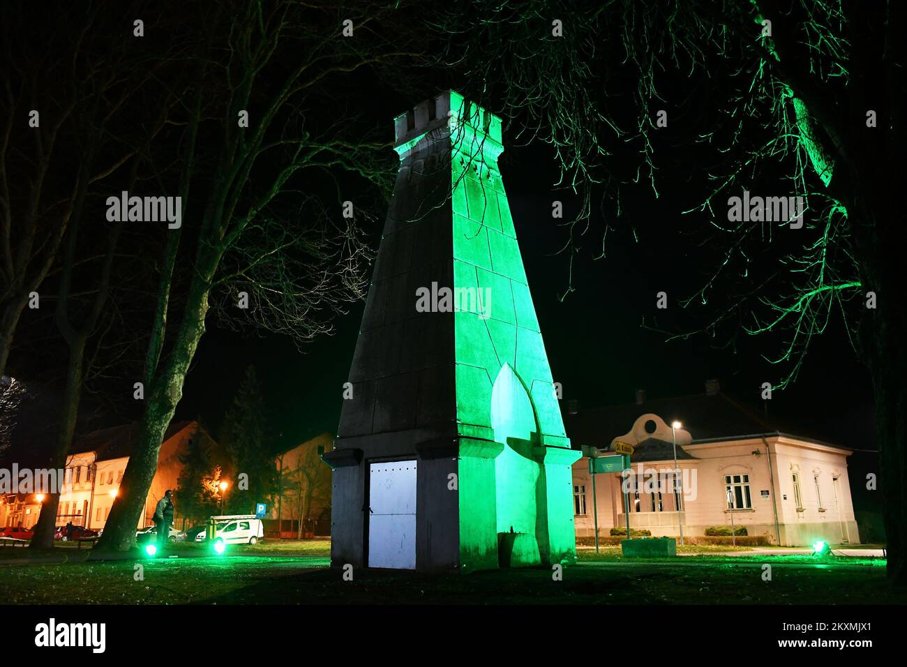 Photo prise sur 17 mars 2021 montre l'ancienne fontaine turque illuminée de vert dans la célébration de Saint Patrick's Day, à Oriovac, Croatie photo: Ivica Galovic/PIXSELL Banque D'Images