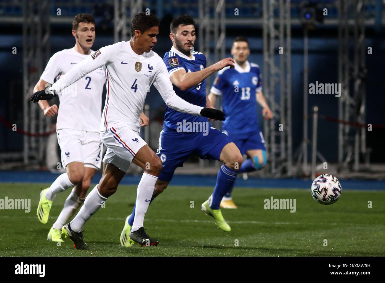 SARAJEVO, BOSNIE-HERZÉGOVINE - MARS 31 : Raphaël Varane de France pendant la coupe du monde de la FIFA 2022 Qatar qualifiant match dans le groupe D entre la Bosnie-Herzégovine et la France sur 31 mars 2021 au stade Grbavica, à Sarajevo. Photo: Armin Durgut/PIXSELL Banque D'Images