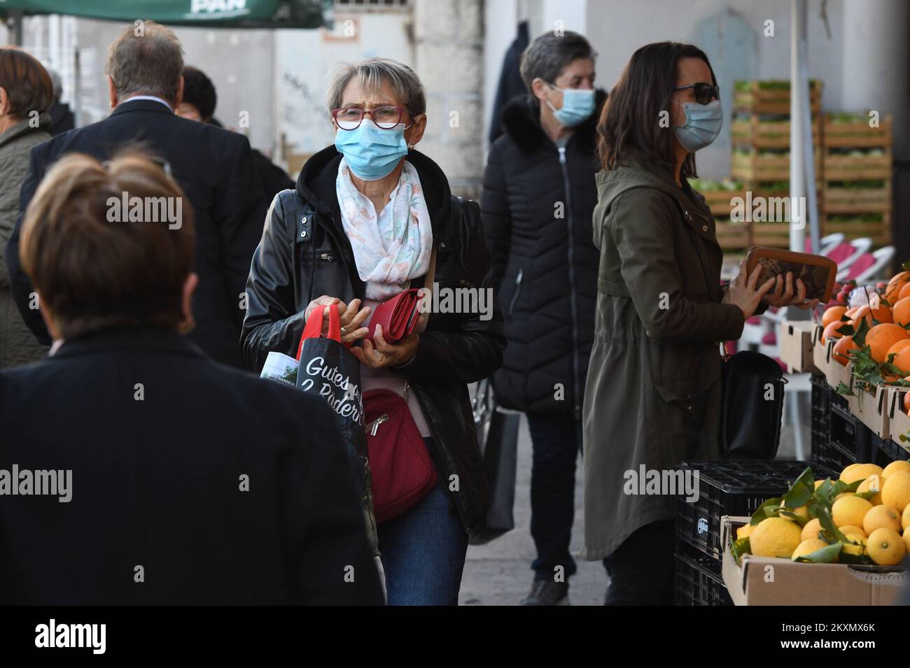 Selon la décision du quartier général de la protection civile du comté de Sibenik-Knin de 1 avril, il est obligatoire de porter des masques sur le marketsin Sibenik, Croatie, le 1. Avril 2021. Photo: Hrvoje Jelavic/PIXSELL Banque D'Images