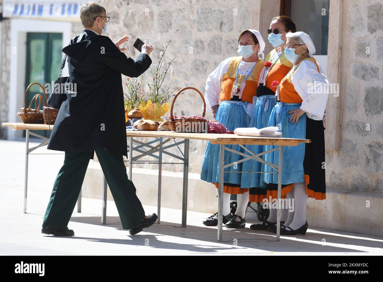 L'Association pour la préservation des douanes de Vodiska Perlica a présenté ses coutumes de Pâques de fabrication de caritules, gâteaux, peinture d'oeufs à un petit nombre de touristes à Vodice, Croatie sur 5 avril 2021. En raison de la pandémie du coronavirus, le petit déjeuner traditionnel de Pâques à Vodice a été annulé. Photo: Hrvoje Jelavic/PIXSELL Banque D'Images