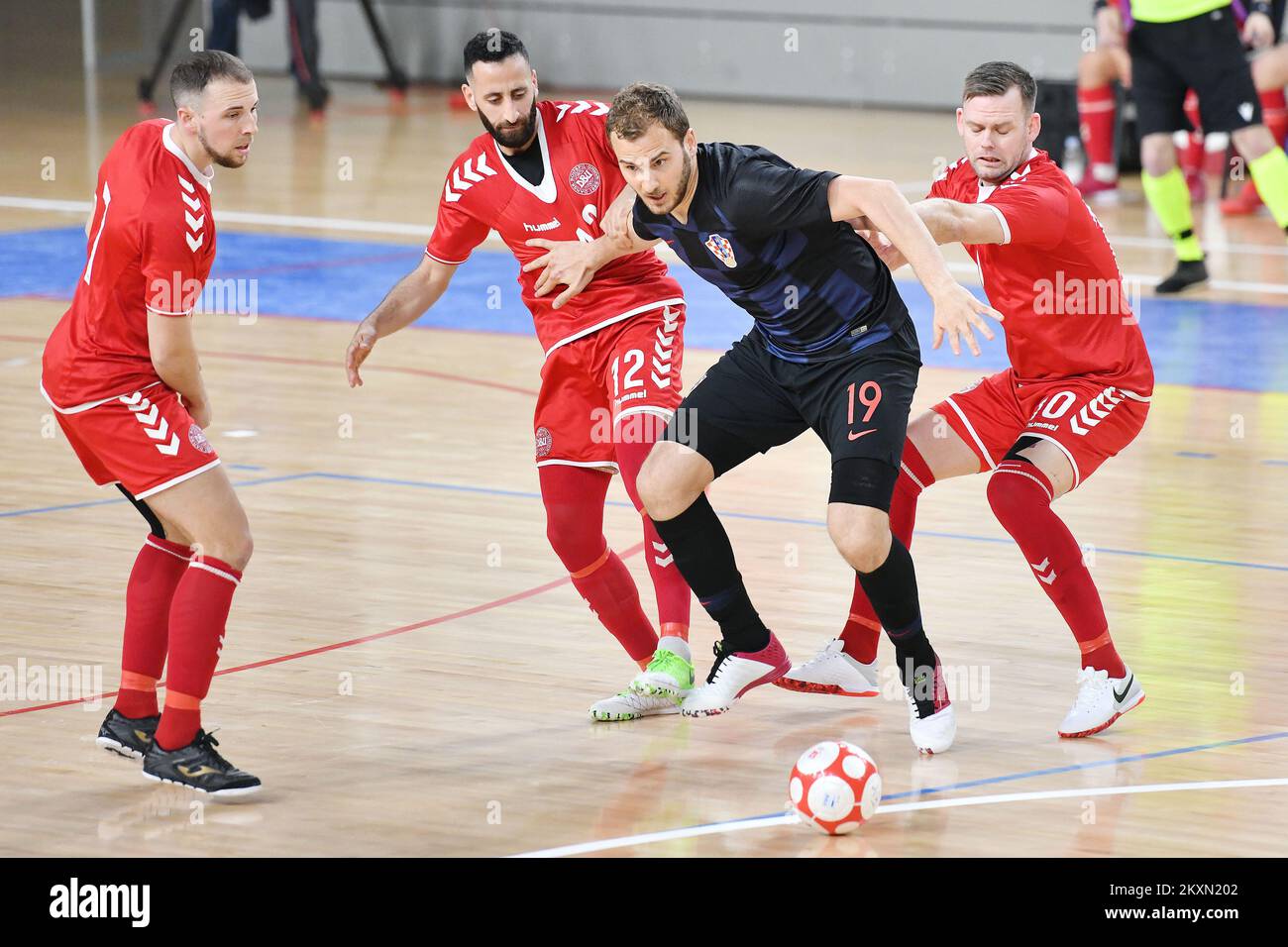 Luka Suton, de Croatie, en action contre Ibrahim Badran, du Danemark, lors du match de qualification DE L'UEFA Futsal EURO 2022 entre la Croatie et le Danemark à l'Arena Varazdin sur 11 avril 2021, à Varazdin, en Croatie. Photo: Vjeran Zganec Rogulja/PIXSELL Banque D'Images