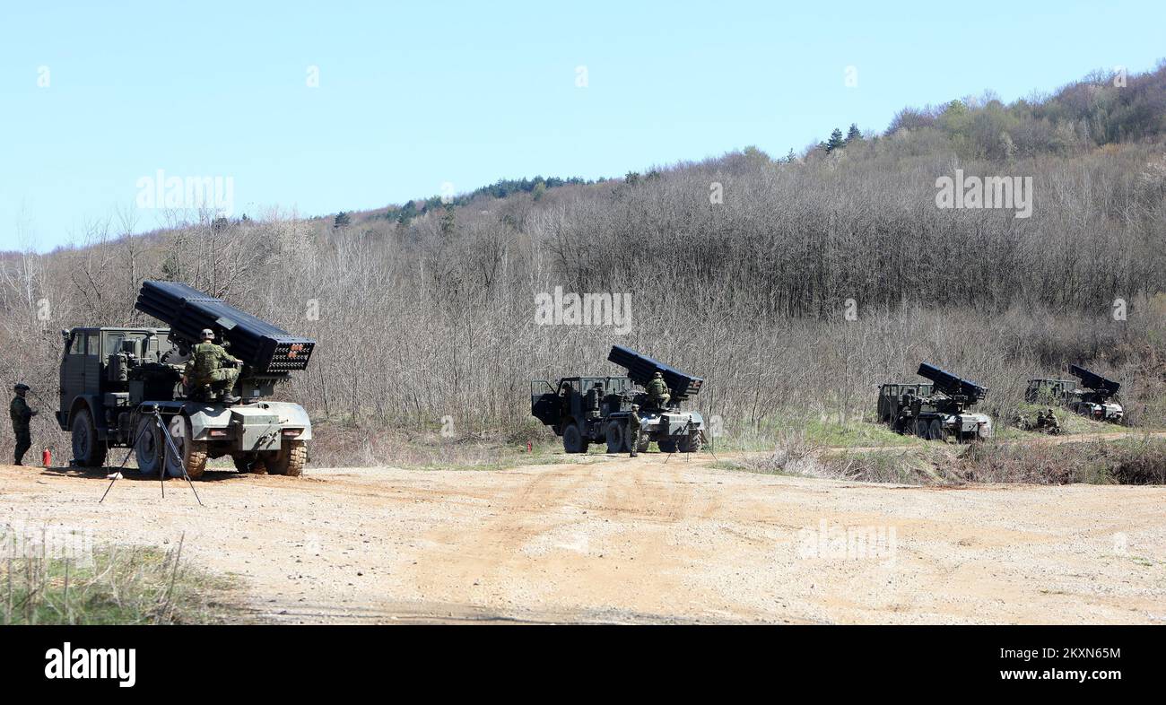Des soldats croates préparent des véhicules blindés au cours d'un exercice militaire à l'aire de répartition militaire 'Eugen Kvaternik' à Slunj, en Croatie, sur 21 avril 2021. L'exercice militaire est effectué dans le cadre du "mur croate 1991-2021", une série d'exercices militaires à l'occasion du 30th anniversaire de l'armée croate. La force du contingent croate de 8th pour la participation aux activités de présence avancée renforcée (PEF) de l'OTAN en République de Pologne est actuellement évaluée sur le terrain d'entraînement de Slunj. Photo: Kristina Stedul Fabac/PIXSELL Banque D'Images
