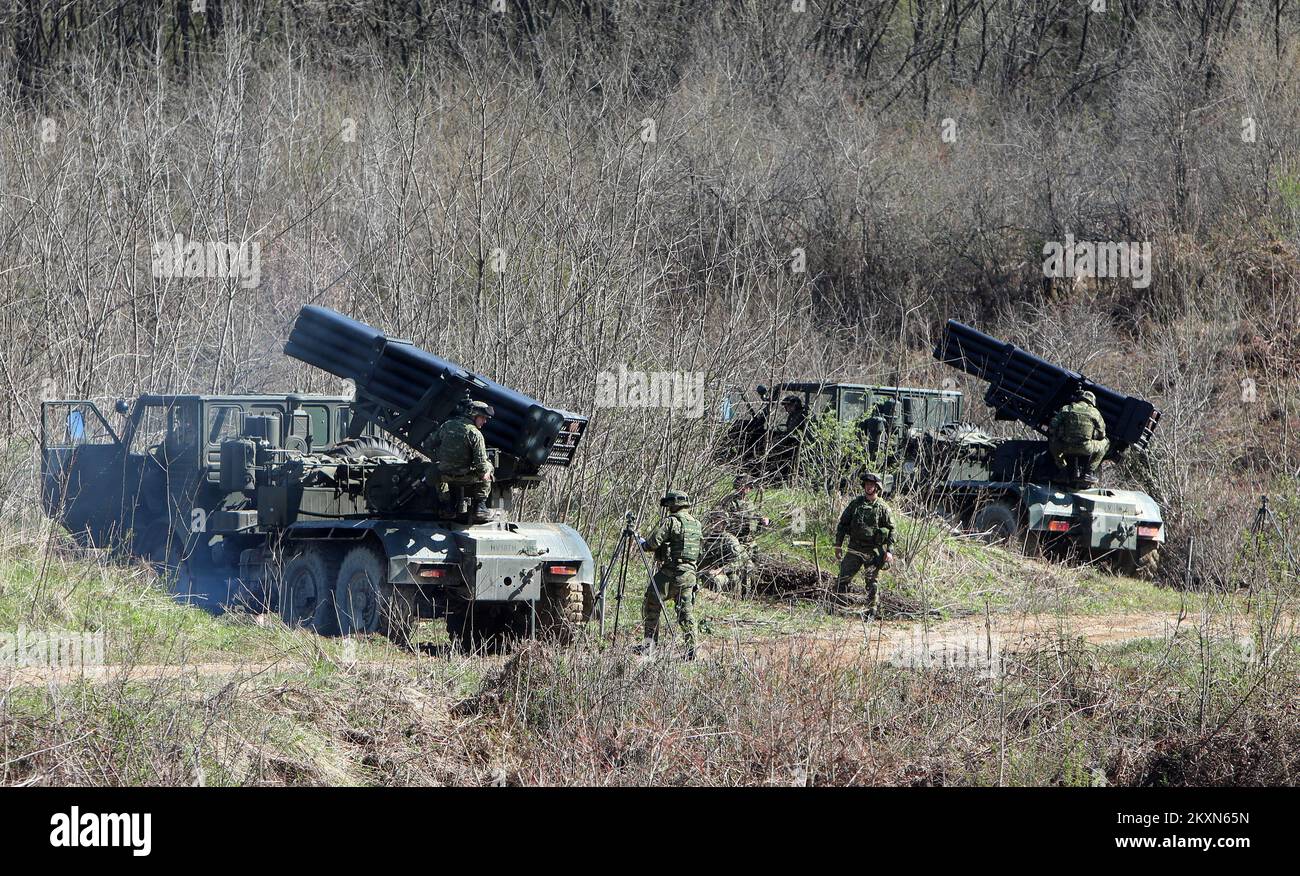 Des soldats croates préparent des véhicules blindés au cours d'un exercice militaire à l'aire de répartition militaire 'Eugen Kvaternik' à Slunj, en Croatie, sur 21 avril 2021. L'exercice militaire est effectué dans le cadre du "mur croate 1991-2021", une série d'exercices militaires à l'occasion du 30th anniversaire de l'armée croate. La force du contingent croate de 8th pour la participation aux activités de présence avancée renforcée (PEF) de l'OTAN en République de Pologne est actuellement évaluée sur le terrain d'entraînement de Slunj. Photo: Kristina Stedul Fabac/PIXSELL Banque D'Images
