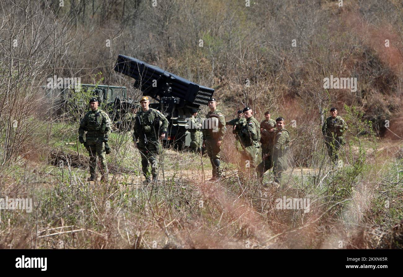 Des soldats croates devant des véhicules blindés lors d'un exercice militaire à l'aire de répartition 'Eugen Kvaternik' à Slunj, Croatie, sur 21 avril 2021. L'exercice militaire est effectué dans le cadre du "mur croate 1991-2021", une série d'exercices militaires à l'occasion du 30th anniversaire de l'armée croate. La force du contingent croate de 8th pour la participation aux activités de présence avancée renforcée (PEF) de l'OTAN en République de Pologne est actuellement évaluée sur le terrain d'entraînement de Slunj. Photo: Kristina Stedul Fabac/PIXSELL Banque D'Images