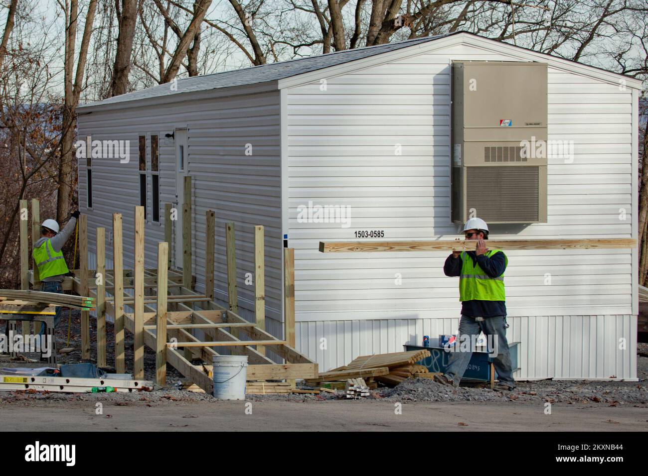 Inondation ouragan/tempête tropicale - Exeter, Pennsylvanie. , Le 19 novembre 2011 les entrepreneurs de la FEMA construisent une rampe d'accès à une unité de logement temporaire au Mt. Site communautaire de Lookout à Exeter, Pennsylvanie. Les unités de logement temporaire ont été amenées pour abriter plus de 300 survivants de catastrophes qui ont perdu leur maison à la suite de la tempête tropicale Lee. Andrea Booher/FEMA. Pennsylvania Tropical Storm Lee. Photographies relatives aux programmes, aux activités et aux fonctionnaires de gestion des catastrophes et des situations d'urgence Banque D'Images