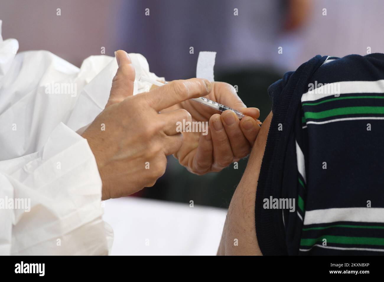 Les travailleurs de la santé vaccinent les citoyens contre la coronavirus (COVID-19) à la salle de sport Baldekin à Sibenik, en Croatie, sur 06 mai 2021. Photo: Hrvoje Jelavic/PIXSELL Banque D'Images